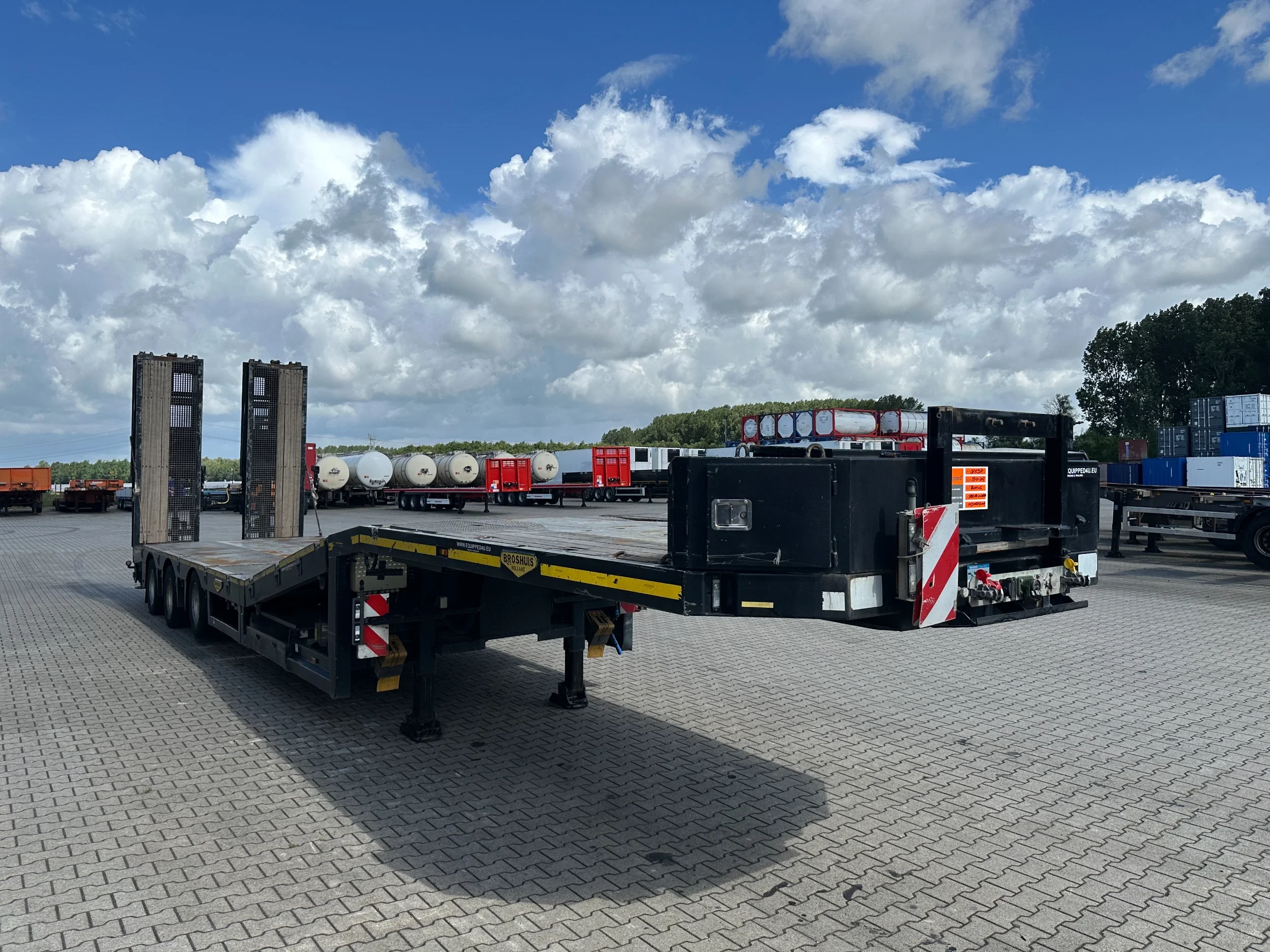 Broshuis 2017 - 3ABSD Lowloader 3-axle / GVW: 59.000kg / Neck: 23.000kg / hydraulic steering + ramps + loading table / 4.60m extendable / winch / liftaxle afbeelding 12