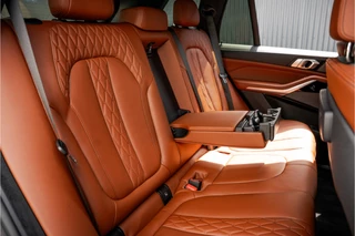 BMW X5 2023 - xDrive 45e High Executive | M sport | Panoramadak | 22" LMV | Laserlight | Memory Seats | Harman Kardon | Camera | Carplay | Cognac Leder obrazek 13