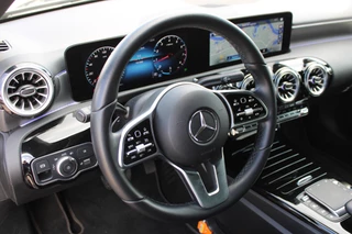 Mercedes-Benz A-Class 2021 - 180 AUT7 Luxury Line LEDER SFEER WIDESCREEN CAMERA image 17