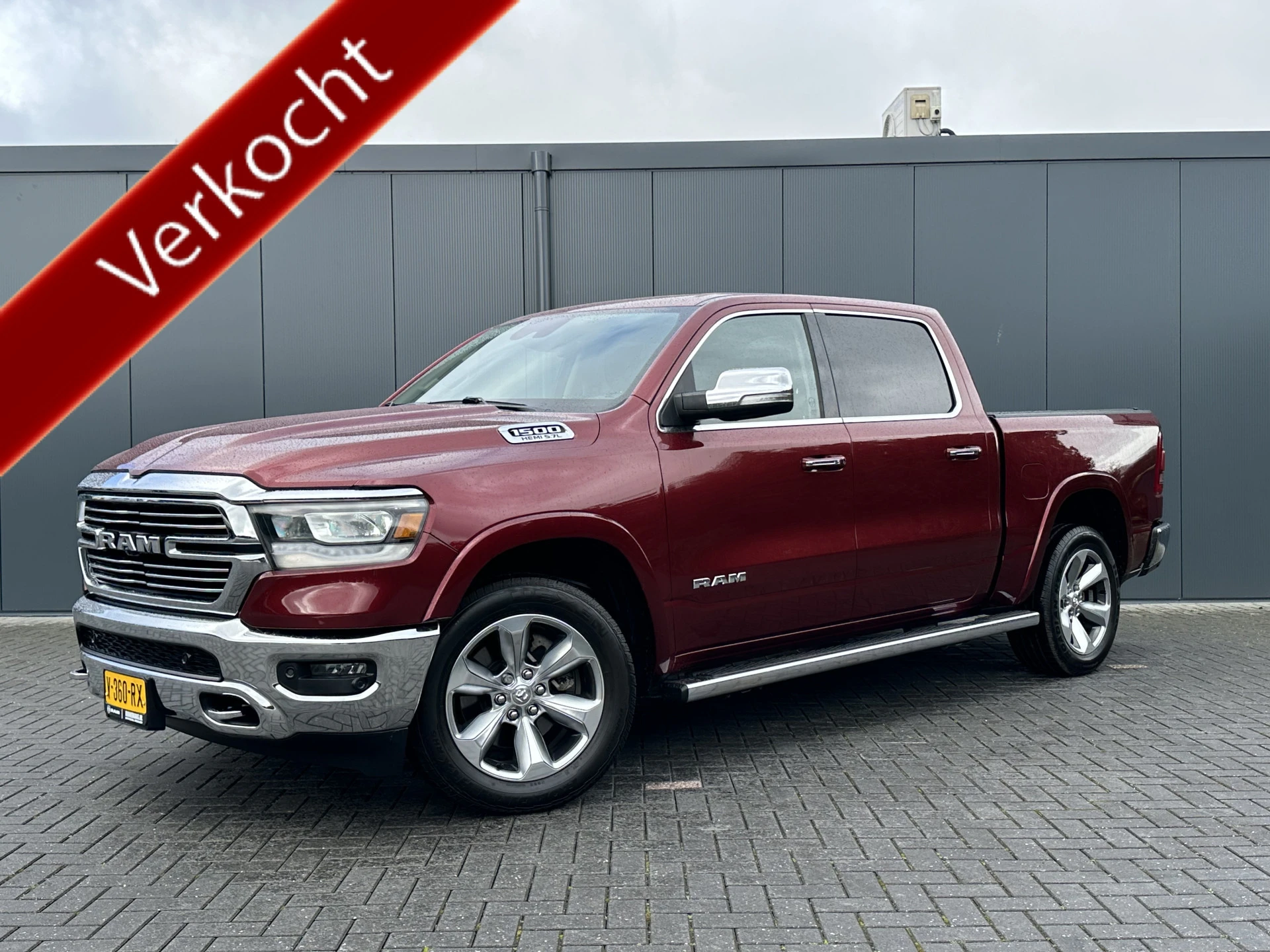 Dodge Ram 1500 2018 - 5.7 V8 LARAMIE / VERKOCHT / LPG / TREKHAAK 3.5T / ADAPTIVE CRUISE / LUCHTVERING / CAMERA / PANO / 12 INCH SCREEN / DELMONICO RED afbeelding 1