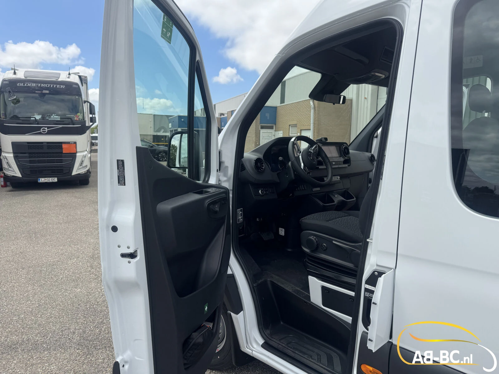 Mercedes-Benz Sprinter 2026 - Transfer 45, 23 Seats, Euro 6 image 29