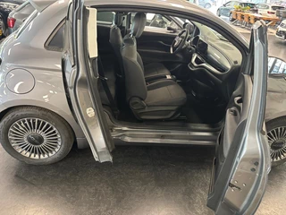 Fiat 500e 2021 - 3+1 Icon 42 kWh 118 pk Automaat SOH 100% 42 kWh | Navi | CarPlay | DAB | PDC | 28.000 km image 3