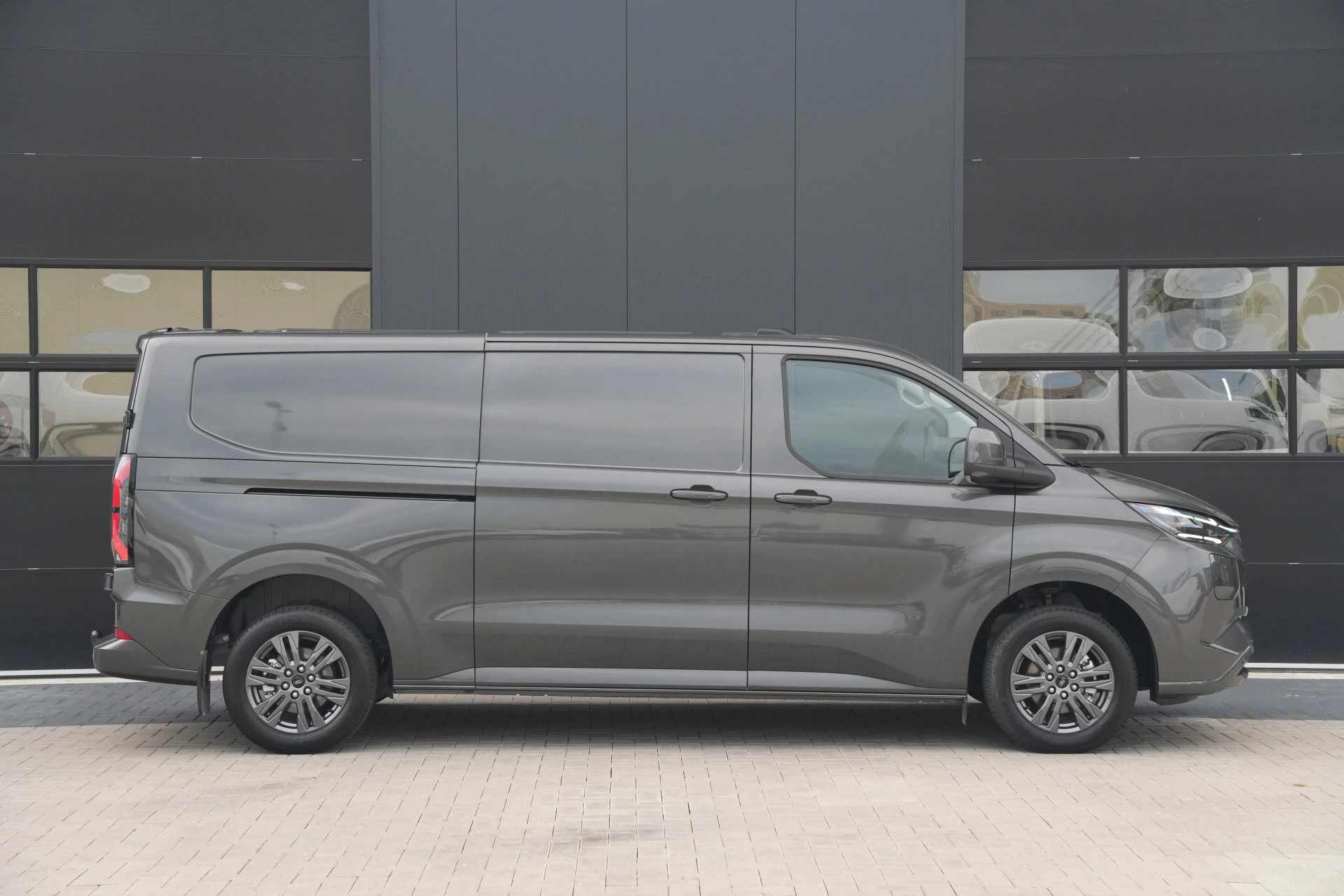 Ford E-Transit Custom 2026 - 340 L2H1 Limited 71 kWh 218pk - AGR Bestuurdersstoel - Trekhaak - ACC - B&O - Navi - Stoel/Stuurverwarming - 360 Camera - Blindspot - Rijklaar Bild 4