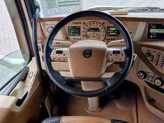 Volvo FH 2017 - 13.500 Globetrotter XL 4x2 - Show truck - Retarder - Custom interior - I parkcool image 11