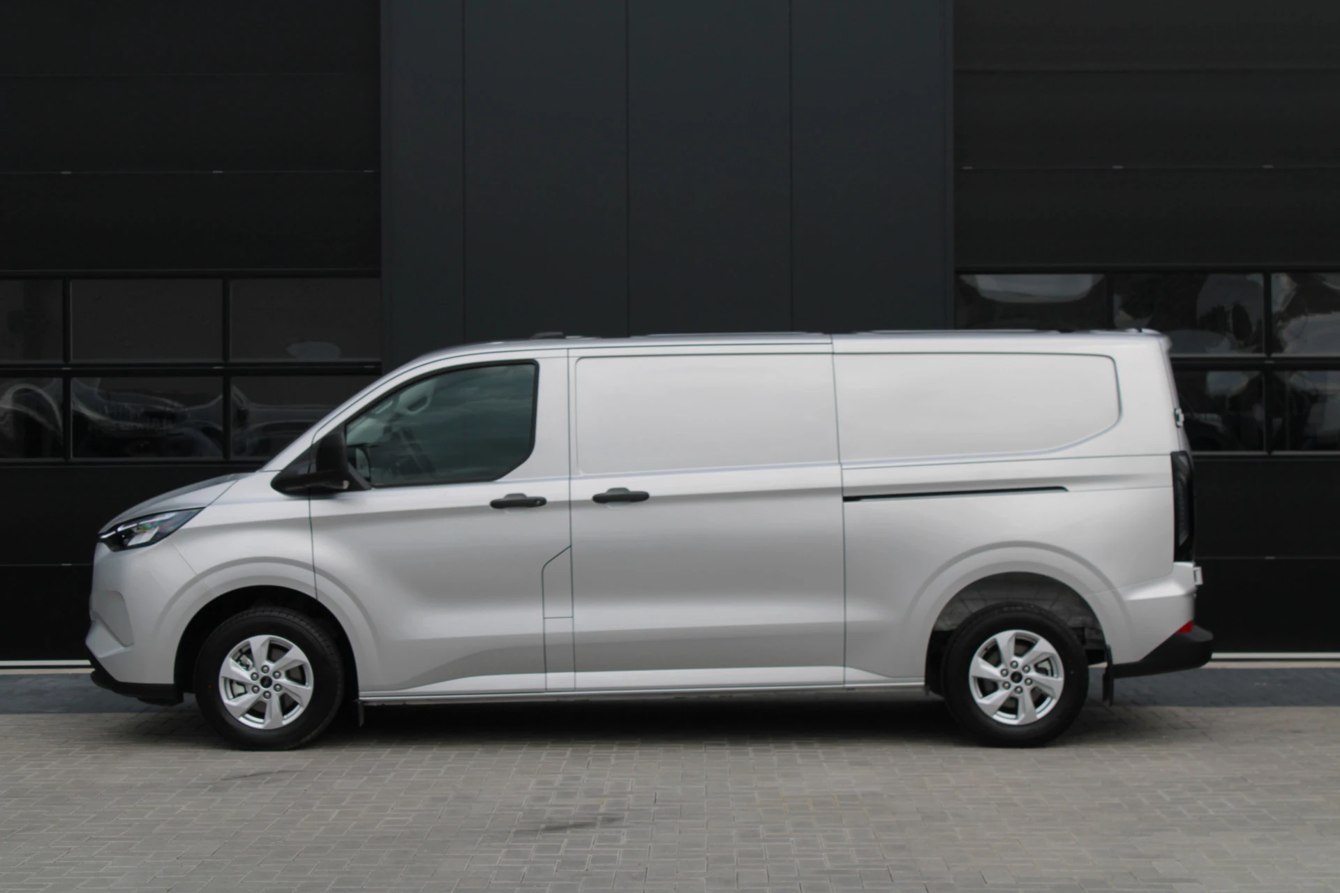 Ford Transit Custom 2025 - 320 2.5 PHEV L2H1 Trend 232pk - 5 jaar GARANTIE - 2x Schuifdeur - Adaptive Cruise - Blind Spot - Navigatie - Camera - Verwarmd Stuur - Rijklaar obrázek 9