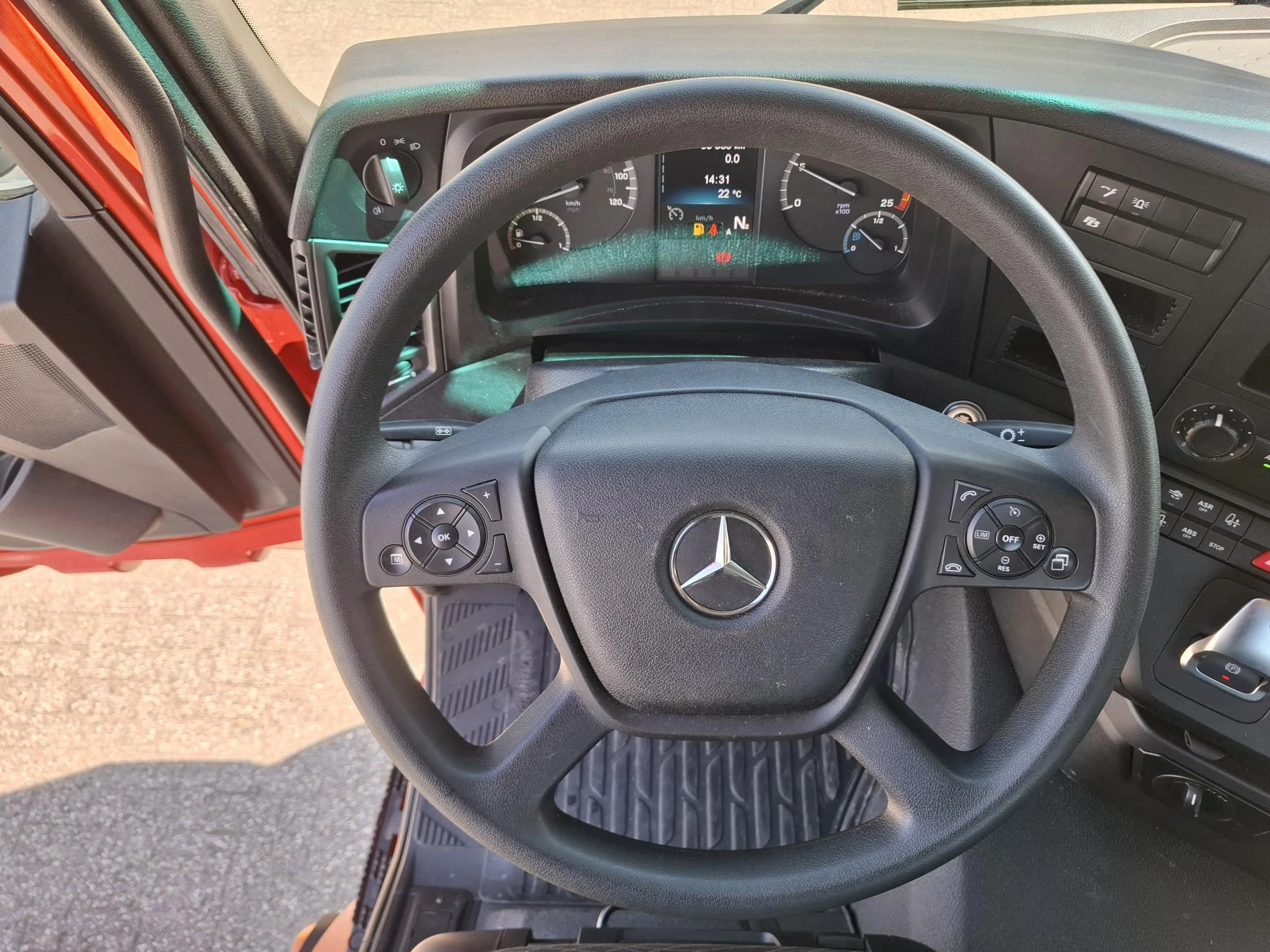 Mercedes-Benz Arocs 3242 2024 - / 8X4 / HIAB 25TON HOOKLIFT / !! 35539 KM!! / TOP CONDITION / BIG AXLE / FRIDGE / SMART TACHO / AUTOMATIC / EURO-6 / 2024 immagine 26
