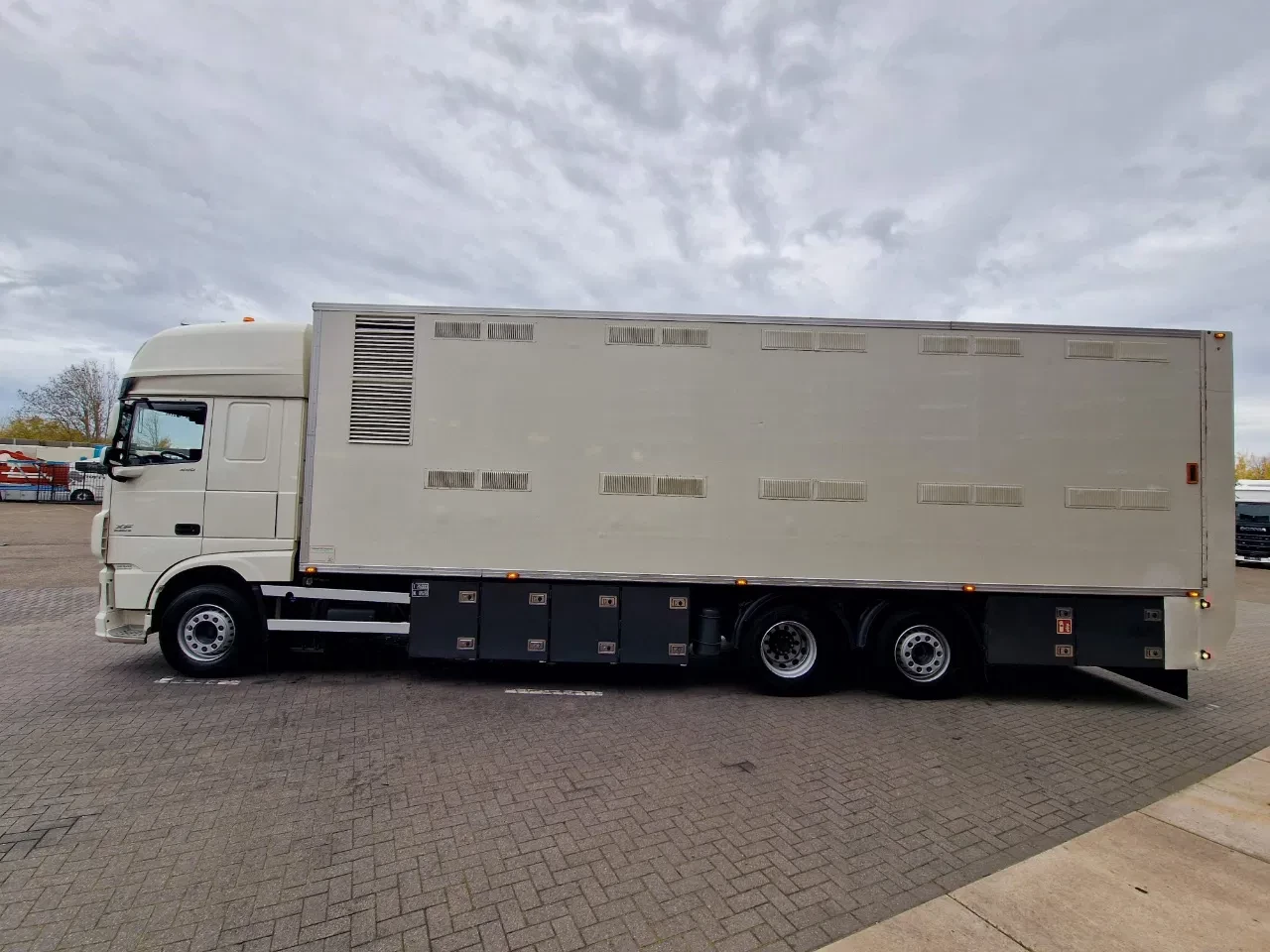 DAF XF 2017 - 440 SuperSpaceCab 6x2*4 - 2 deck Closed Livestock - 40M2 - Filtersystem Bild 4