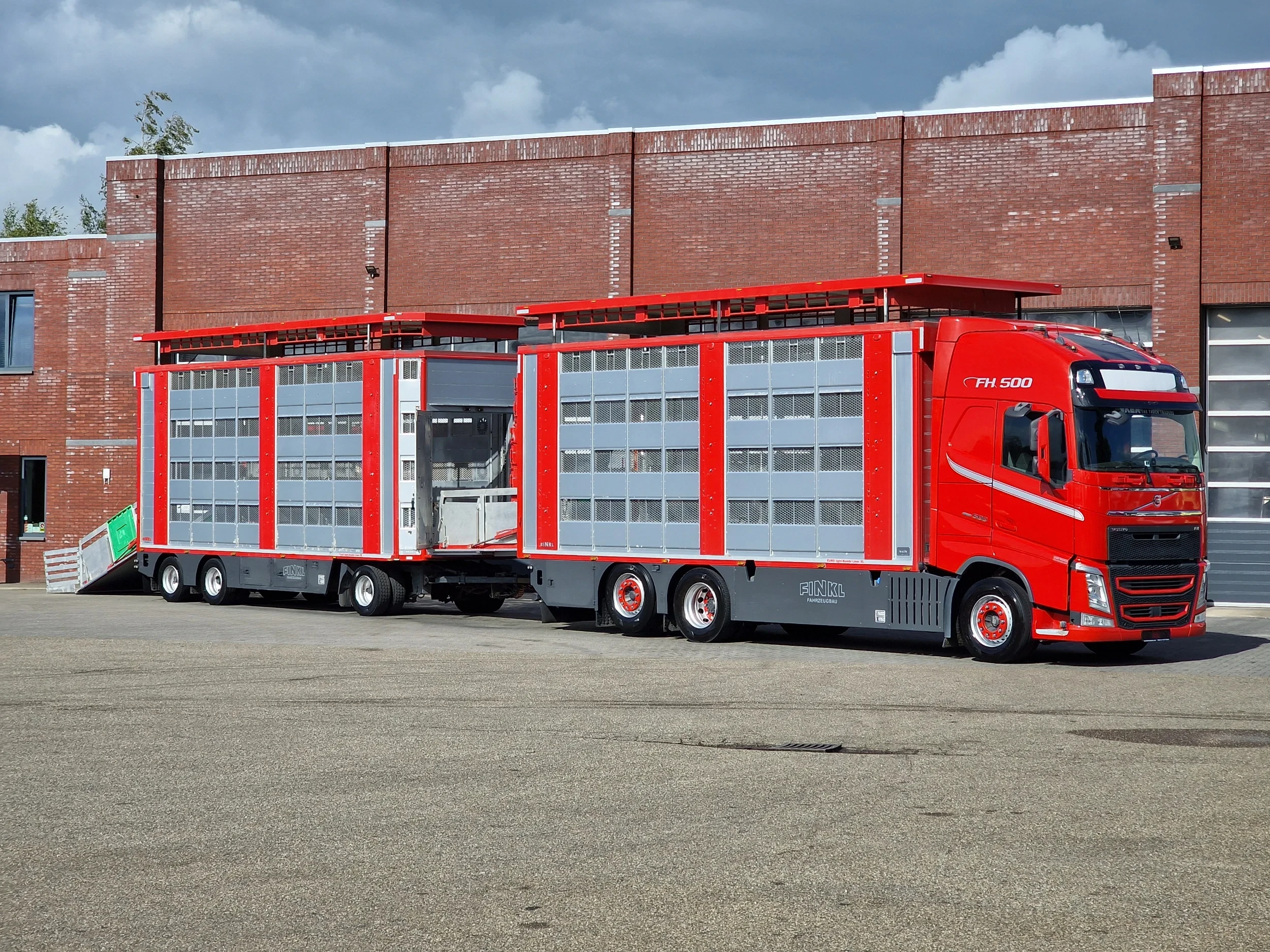 Volvo FH 2020 - 13.500 6x2 - Livestock 4 deck Finkl + Finkl 4 deck trailer - Water & Ventilation - 143M2 afbeelding 1