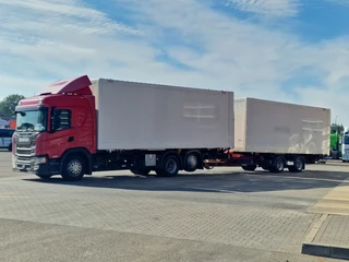 Scania G 2018 - 6x2*4 BDF - Retarder - Loadlift - Full air - Steering axle + Trailer & Boxes afbeelding 3 miniatuur