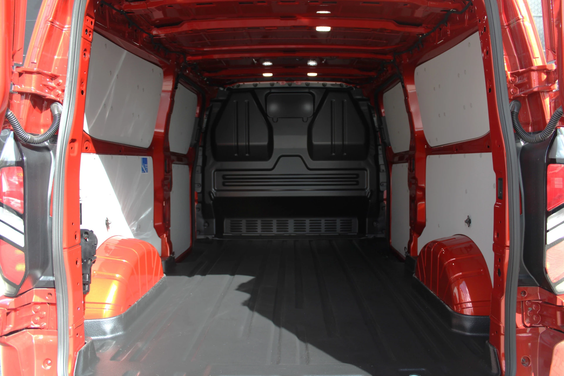 Ford Transit Custom 2025 - 320 2.0 TDCI L2H1 Limited 170pk - 1+1 Stoelopstelling - 2x Schuifdeur - Adaptive Cruise - Verwarmd stuur - Blind spot - Navigatie - Camera - Draadloos laden - Rijklaar zdjęcie 12