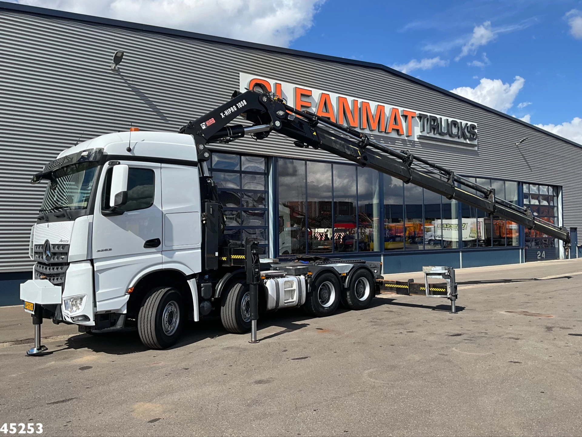 Mercedes-Benz Arocs 3253 8x4 Hiab 105 Tonmeter laadkraan 2019 image 2