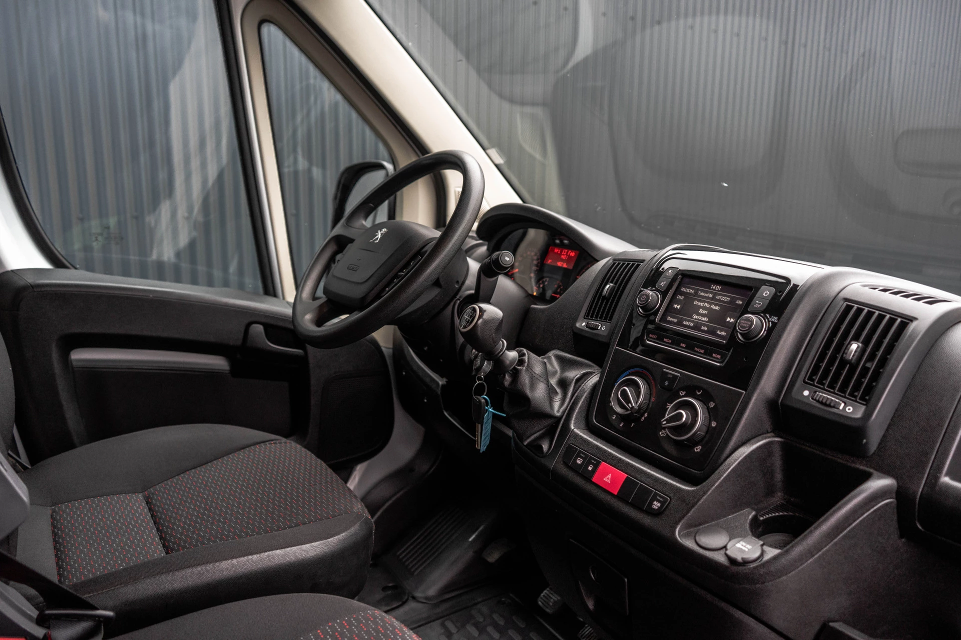 Peugeot Boxer 2021 - 330 2.2 BlueHDi 120 L2H2 Premium | Camera | Cruise | Navi | Airco | Trekhaak imagem 2