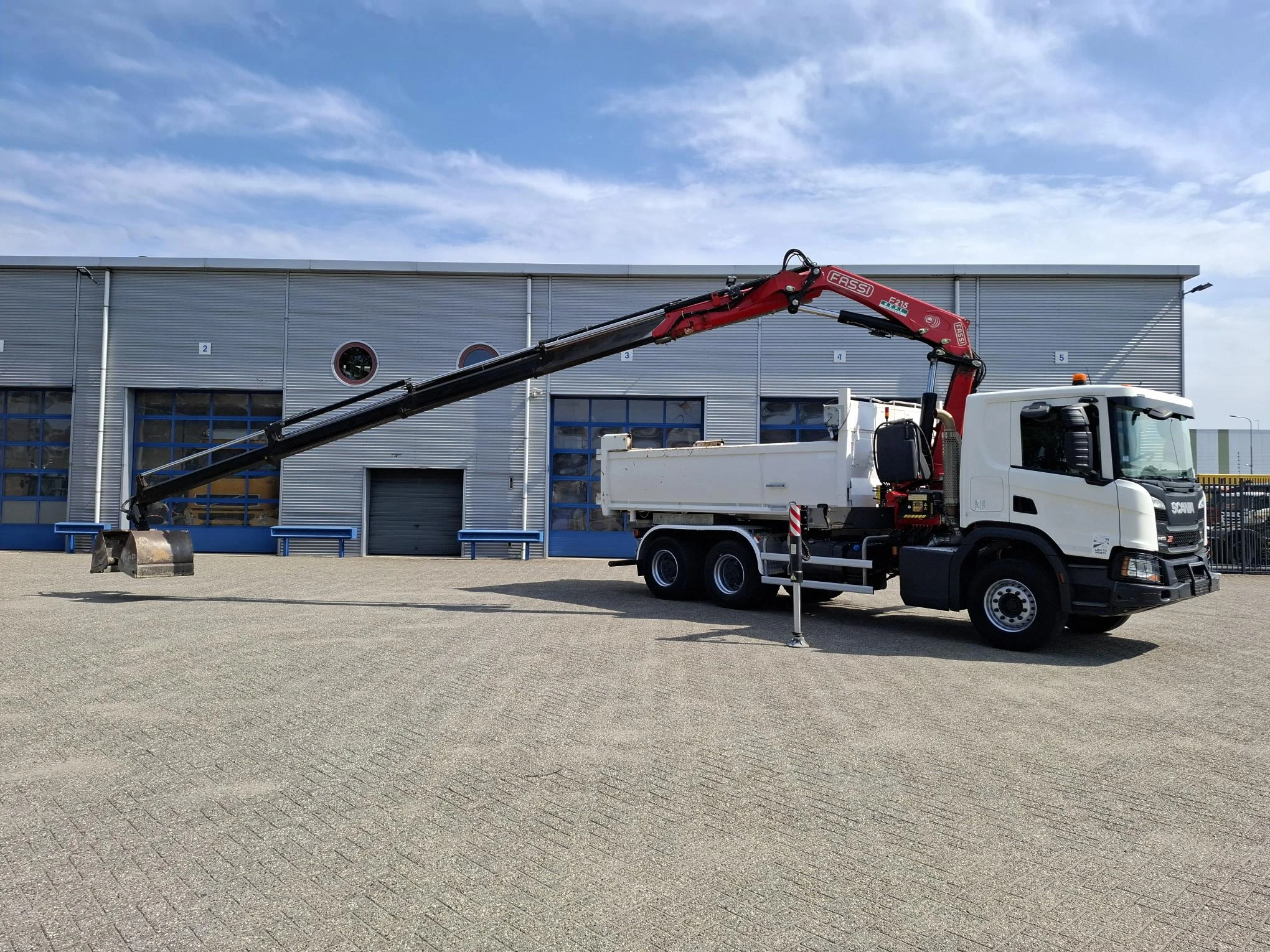 Scania P - NGS XT P410 / 6X4 / RETARDER / ONLY:192584 KM / BIG AXLE / FASSI F215A / REMOTE / ROTATOR / 2SIDE TIPPER / FULL-STEEL / DRUM BRAKES / TUV:01-03-2027 / EURO-6 / 2018 afbeelding 8
