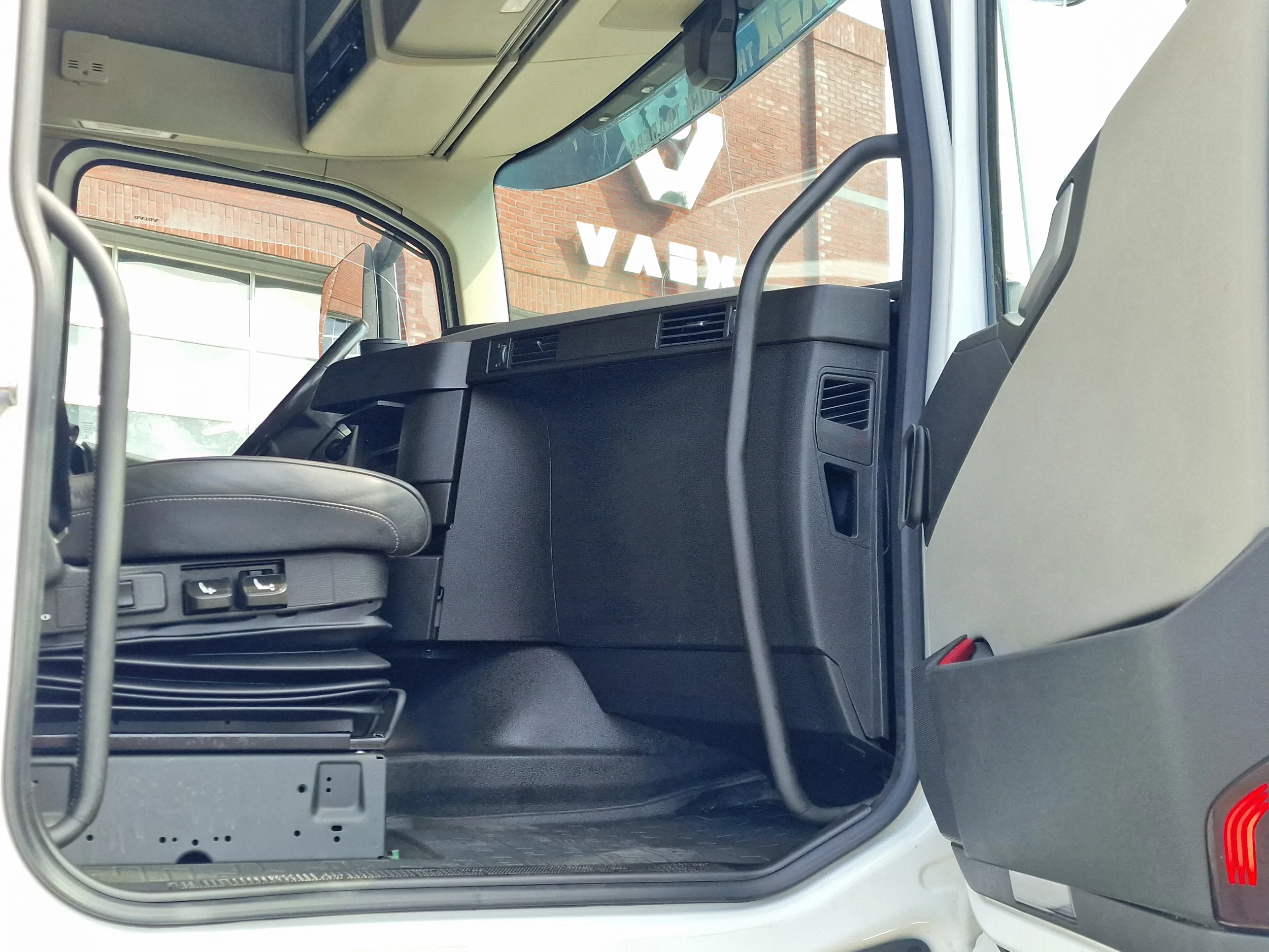 Volvo FH 2021 - 13.500 Globetrotter 6x2 BDF - 4.90 WB - Full air - Leather - I shift obrázek 23