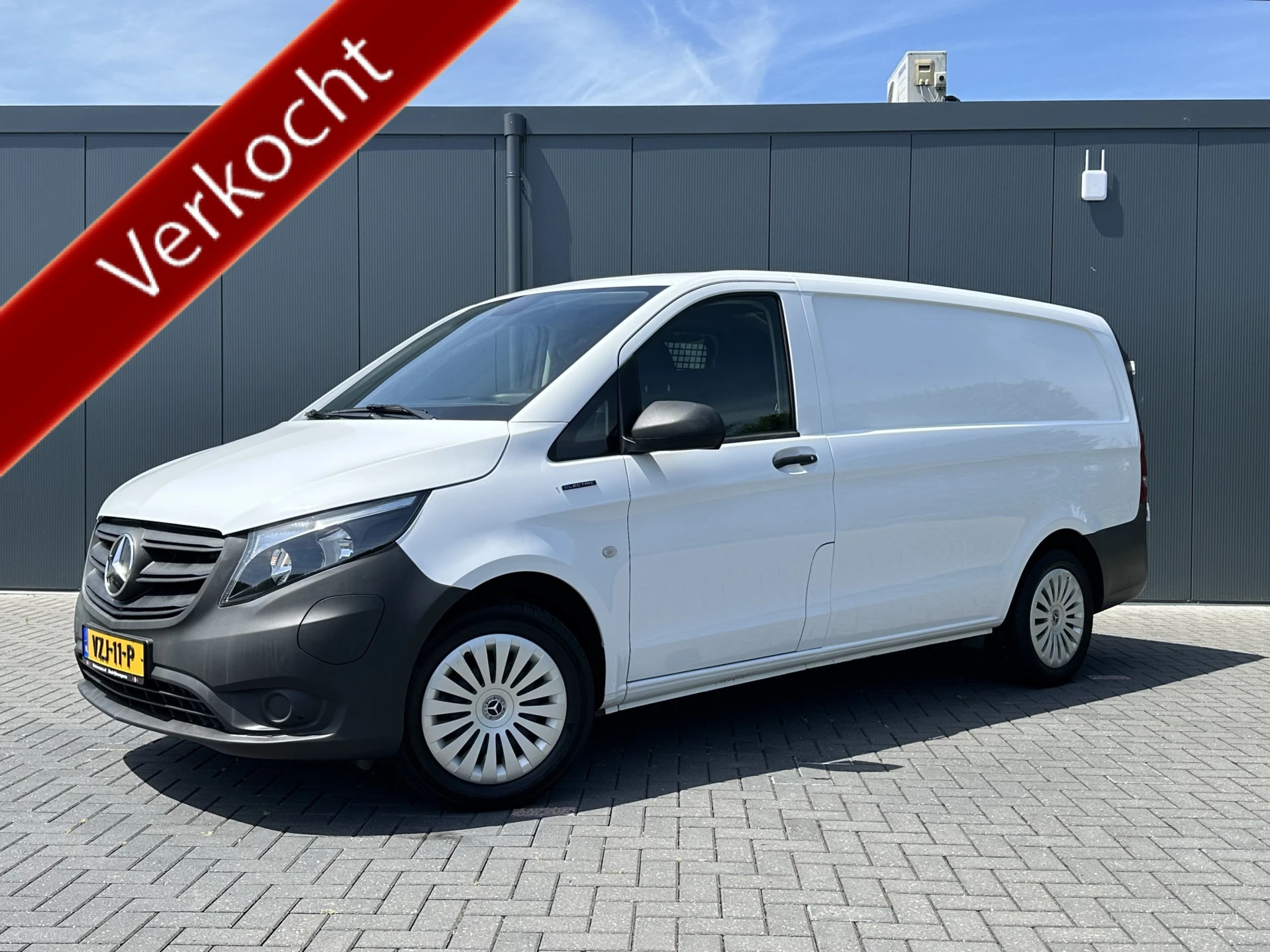 Mercedes-Benz eVito 2023 - 66 kWh / VERKOCHT! / FULL ELECTRIC / SOH 93% / L2H1 / 43.007 KM / INRICHTING / 1e EIG. / CAMERA / 3-ZITS / CRUISE afbeelding 1
