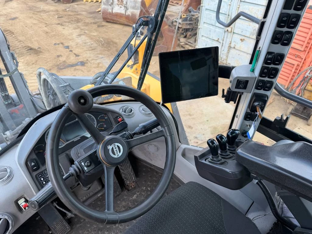 Volvo 2017 - L220H ( PERFECT CONDITION ) afbeelding 15