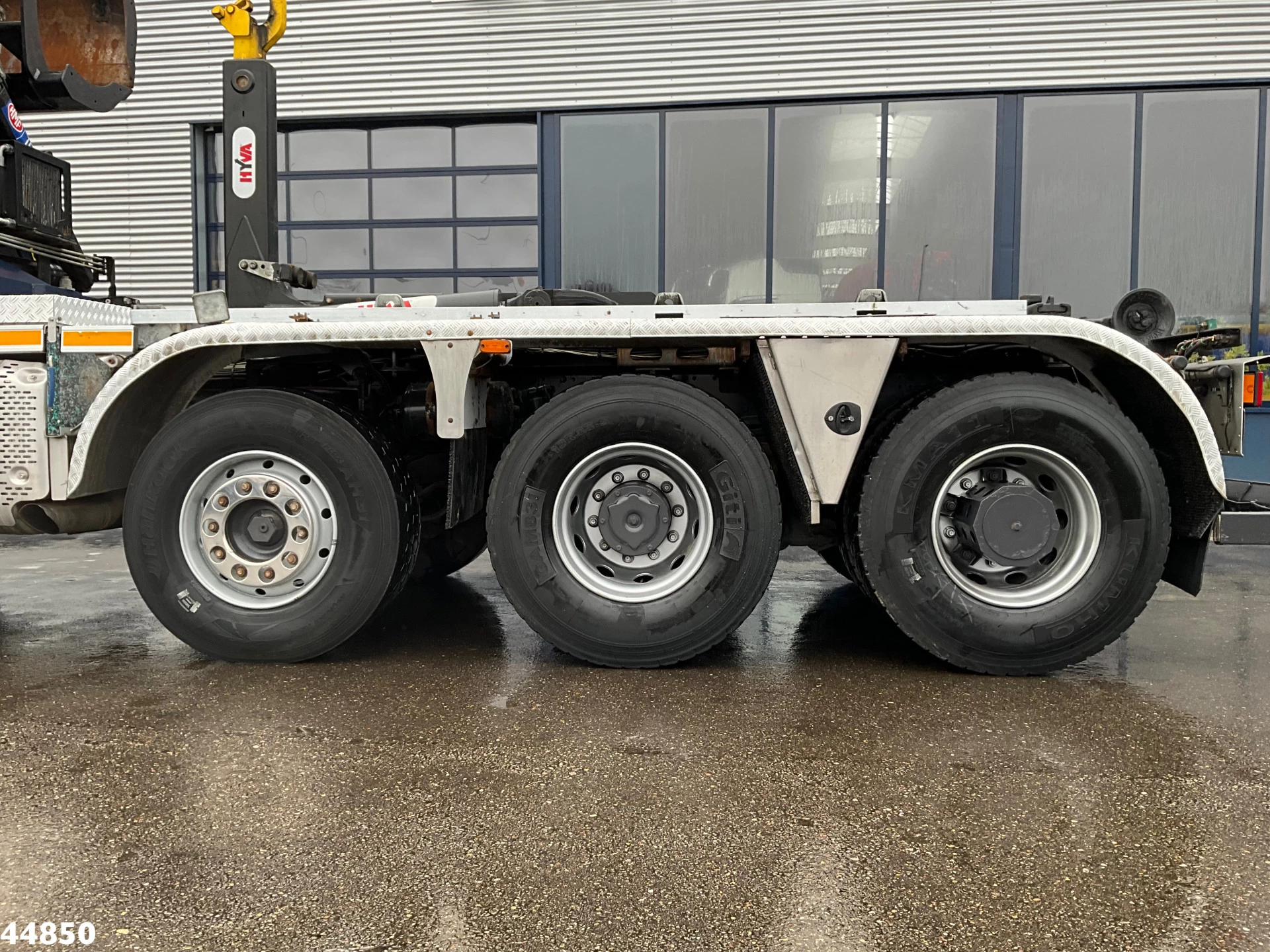 Iveco Trakker 2018 - AD380T41W 8x6 Euro 6 HMF 19 Tonmeter Z-kraan image 13