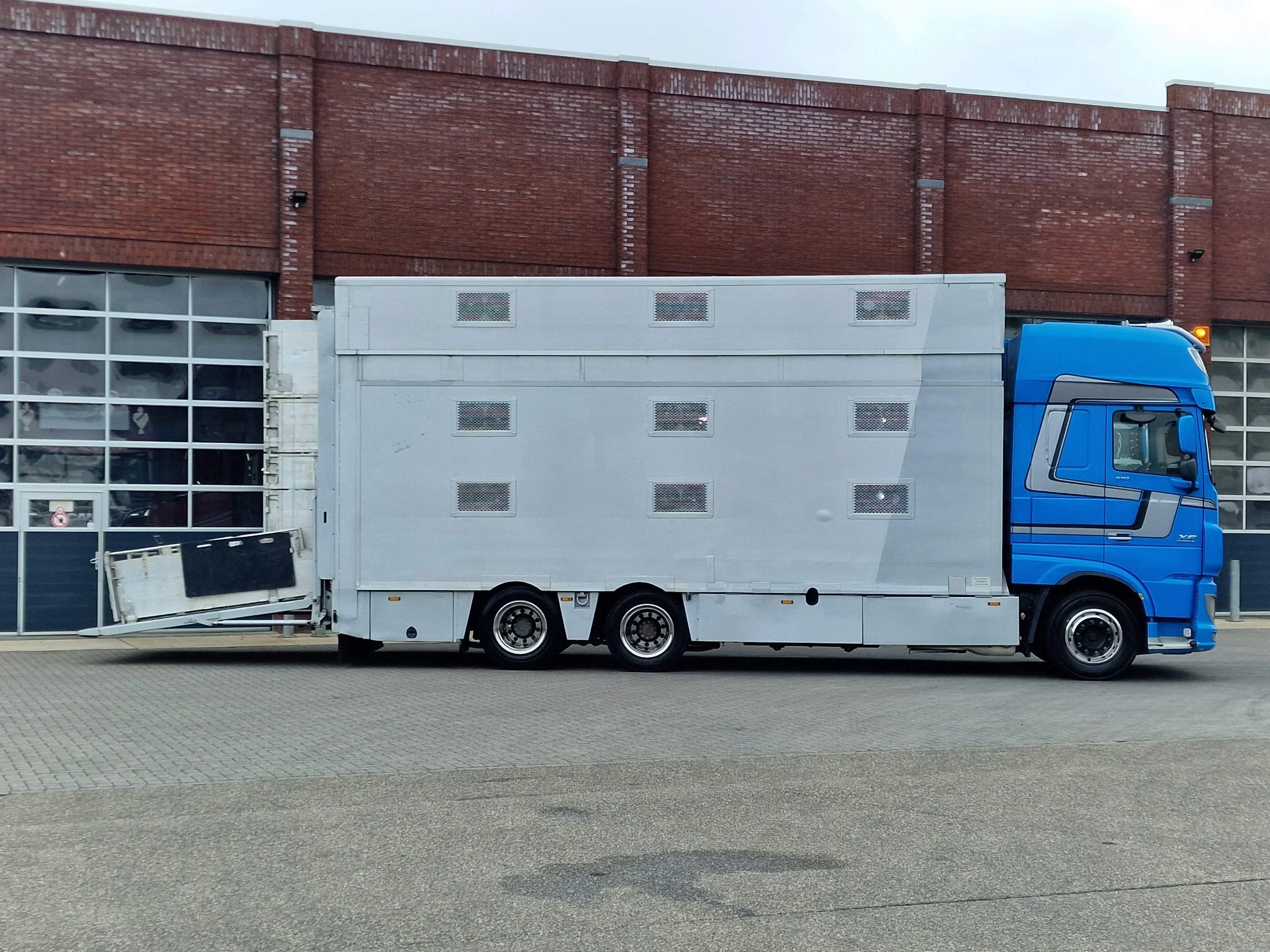 DAF XF 510 2018 - 6x2 SuperSpaceCab - Livestock Cuppers 3 deck - Ventilation - Lifting roof - Loadlift - Retarder zdjęcie 9