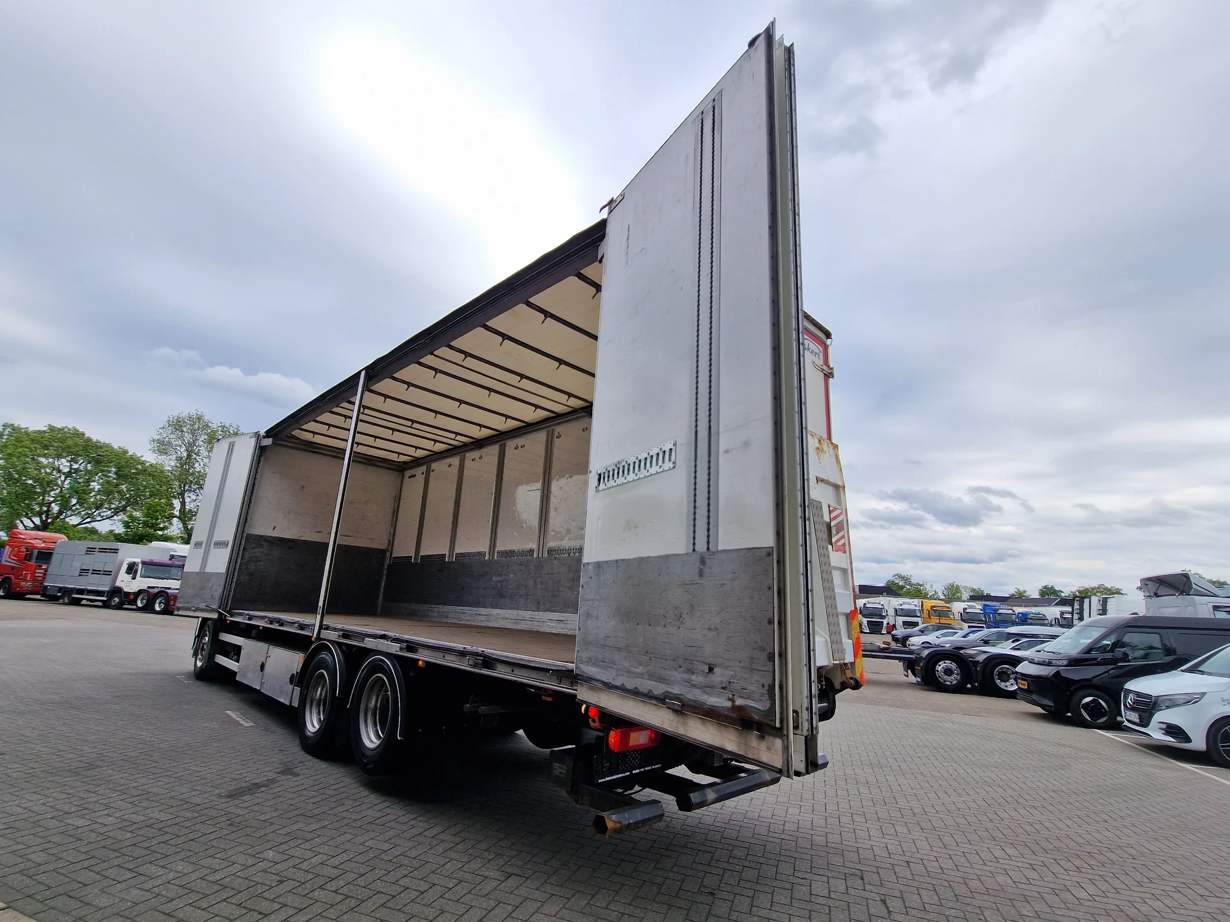 Volvo FH 2015 - 13.460 Globetrotter 6x2 - Ekeri box with sidedoors - Loadlift - Sliding roof - 560 WB obrázek 6