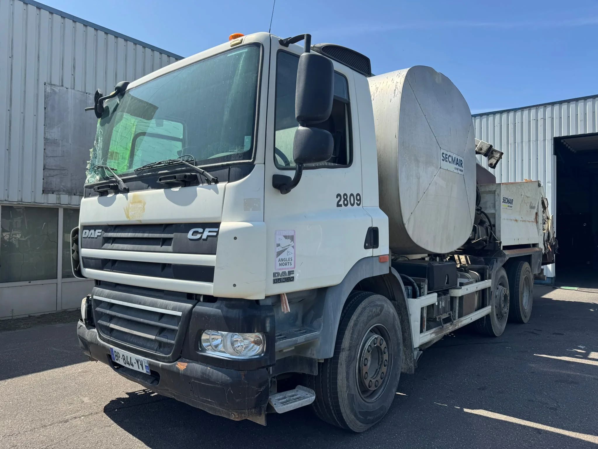 DAF 85 2011 - CF 360 , 6x2 , Manual Gearbox , accident right side , drives in yard imagen 1