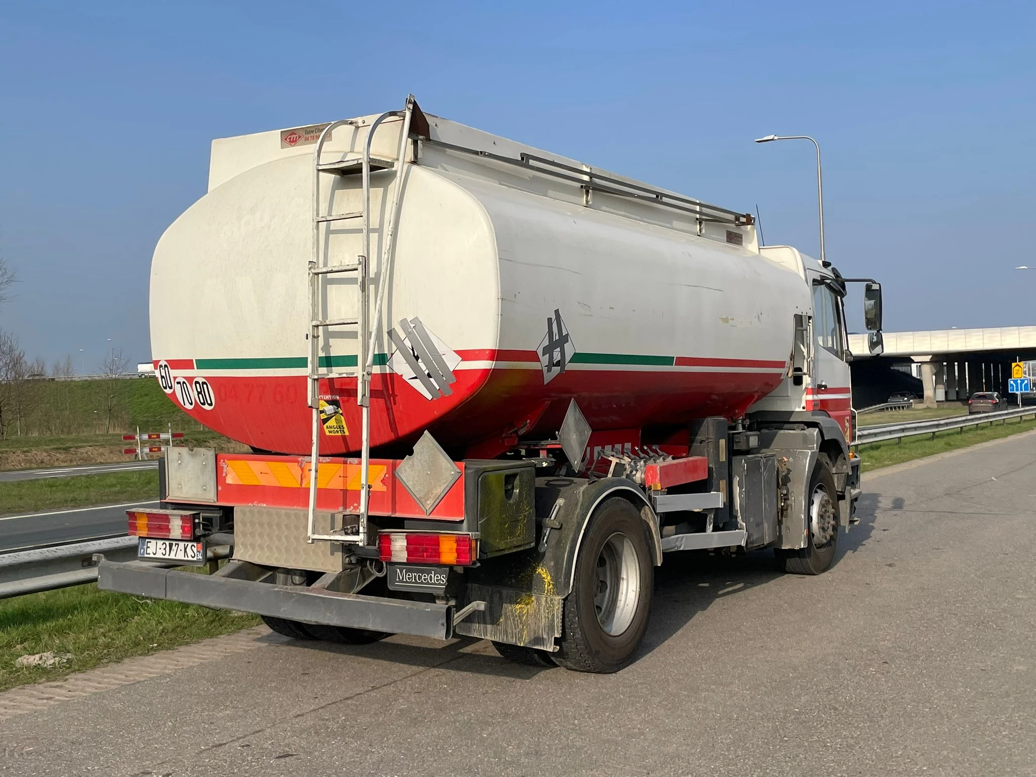 Mercedes-Benz Axor 1829 13.500L Fuel Truck 2007 imagem 5