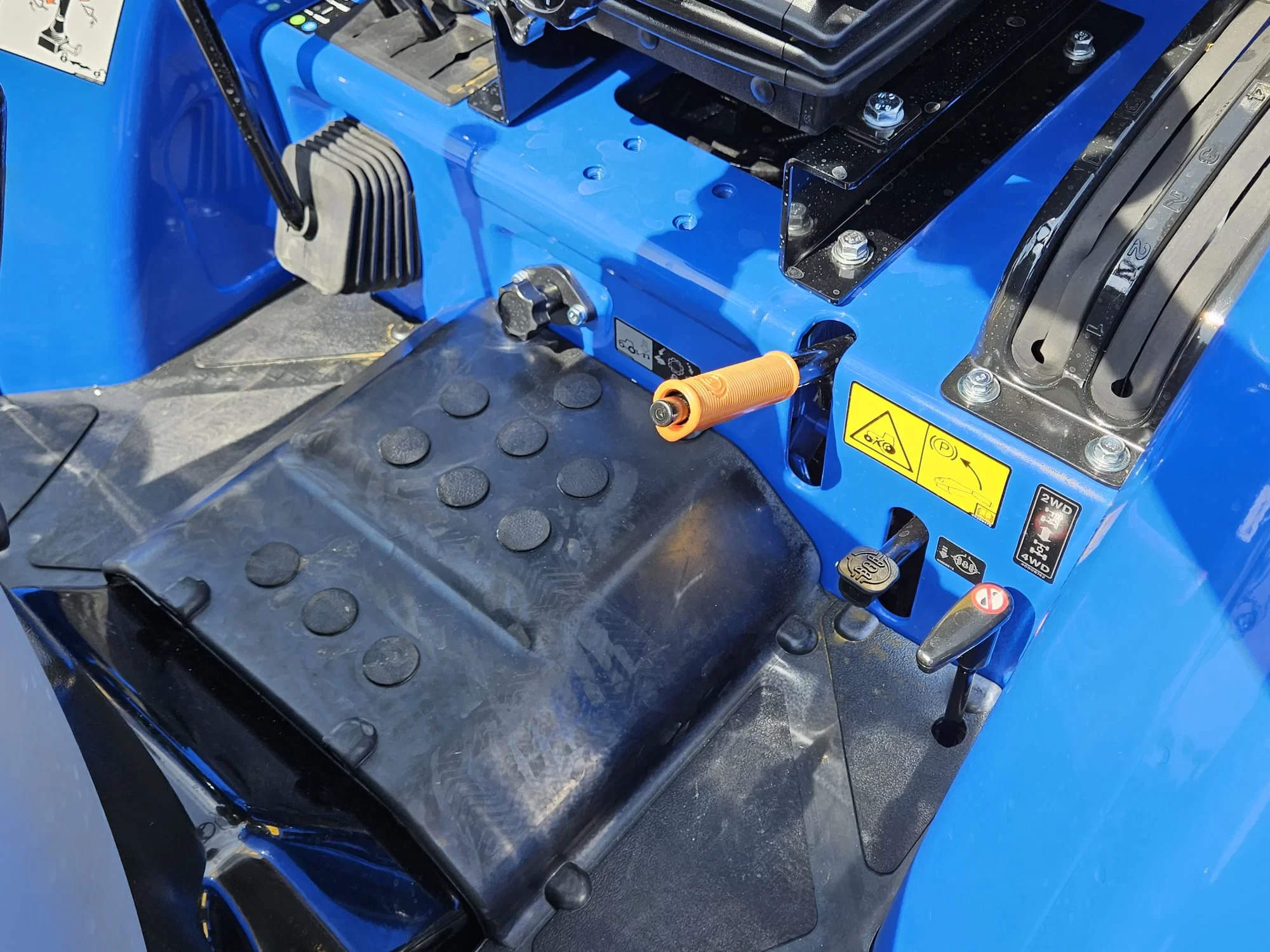 New Holland 2024 - Boomer 55 HST met voorlader en Kemp balenprikker afbeelding 26