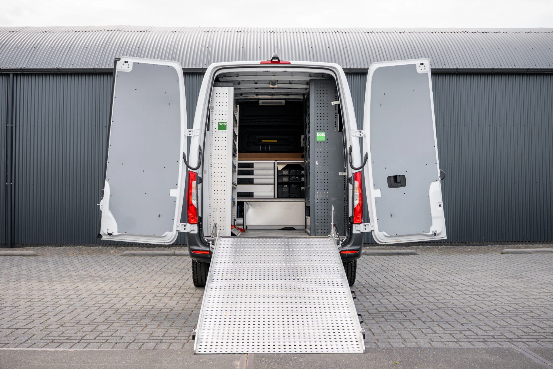 Mercedes-Benz Sprinter 2020 - 311 CDI RWD L2H2 | | Volledig Ingericht | Mbux | Camera | Climatronic afbeelding 10