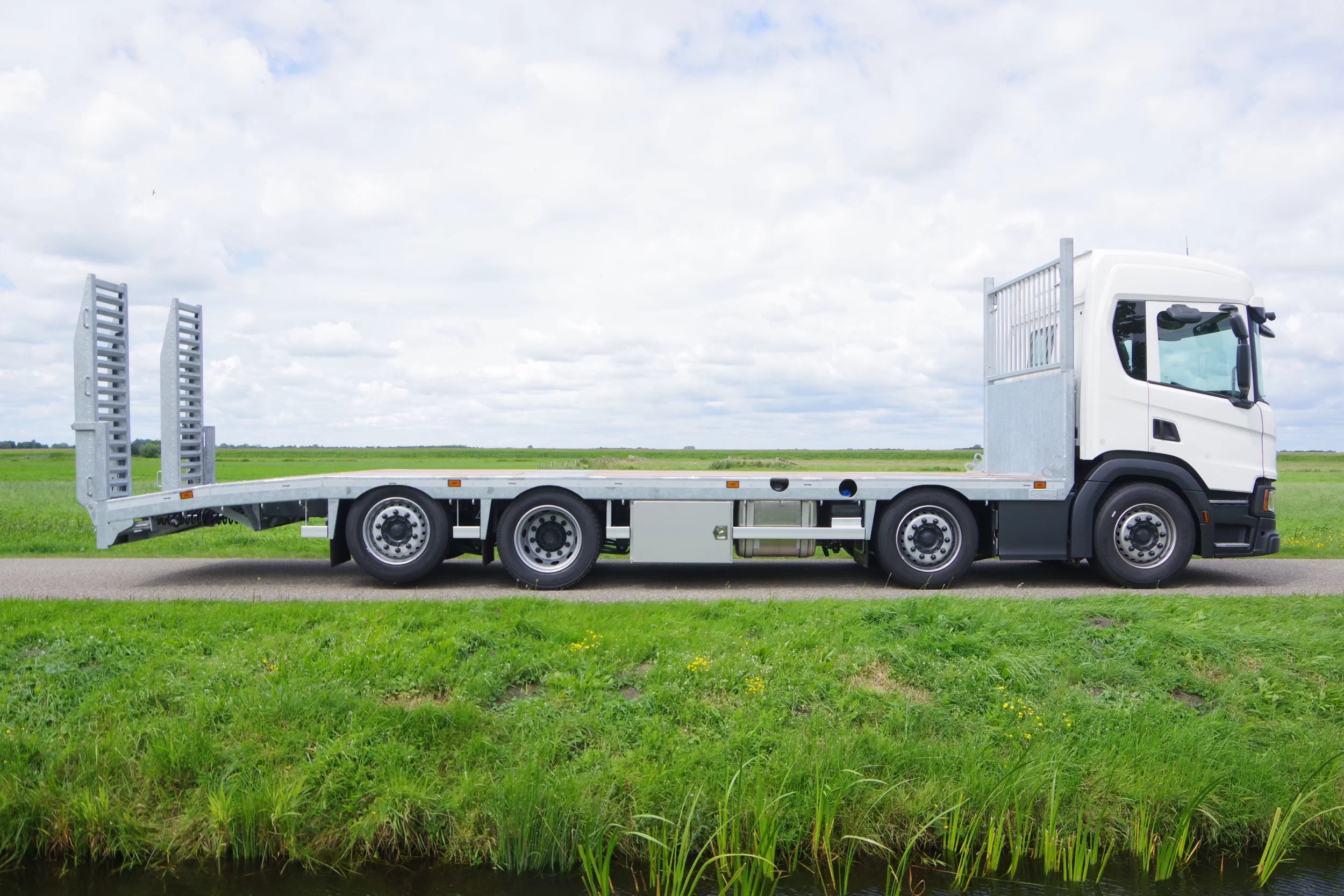 Scania P 2026 - P420 37-85 37-tons oprijwagen 8,5 meter afbeelding 4