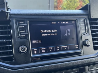 Volkswagen Crafter 2019 - 2.0 TDI 102 PK / PICK UP / 1e EIG. / TREKHAAK / AIRCO / OPEN LAADBAK / 2.500 KG AHG / 3-ZITS / APPLE CARPLAY image 16