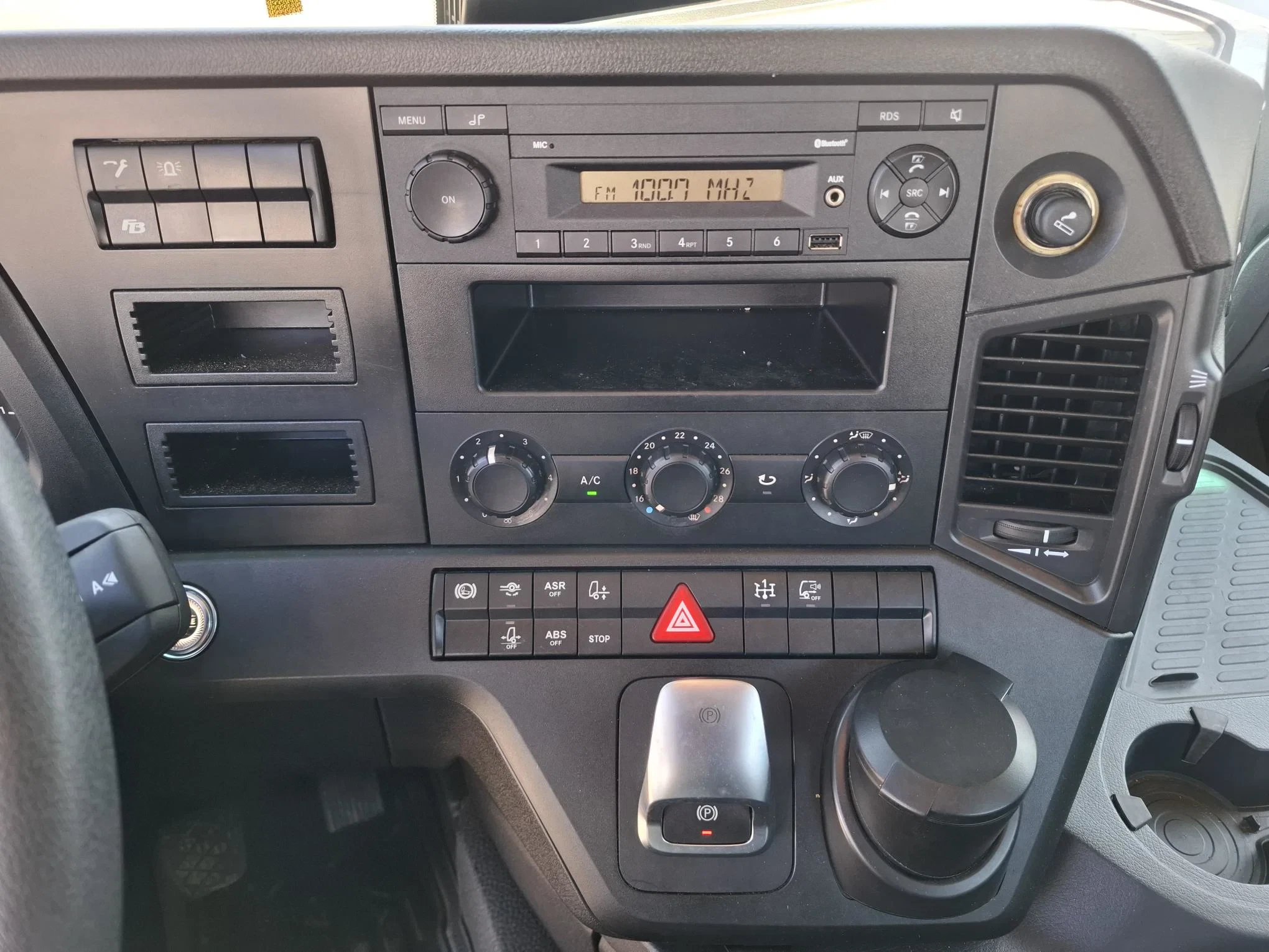 Mercedes-Benz Arocs 3242 2024 - / 8X4 / HIAB 25TON HOOKLIFT / !! 35539 KM!! / TOP CONDITION / BIG AXLE / FRIDGE / SMART TACHO / AUTOMATIC / EURO-6 / 2024 immagine 30