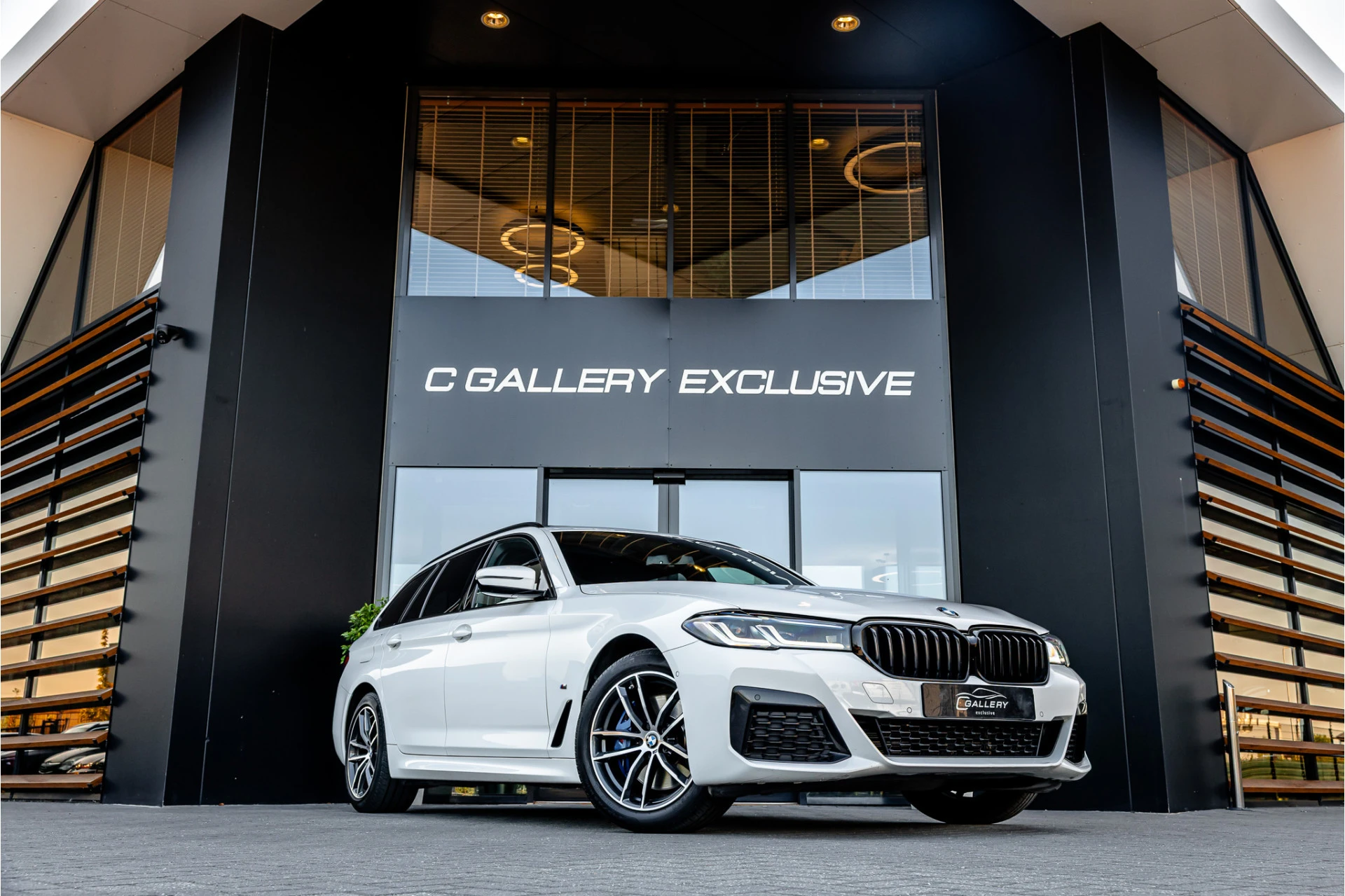 BMW 5 Serie 2021 - Touring 530i xDrive Business Edition Plus afbeelding 1
