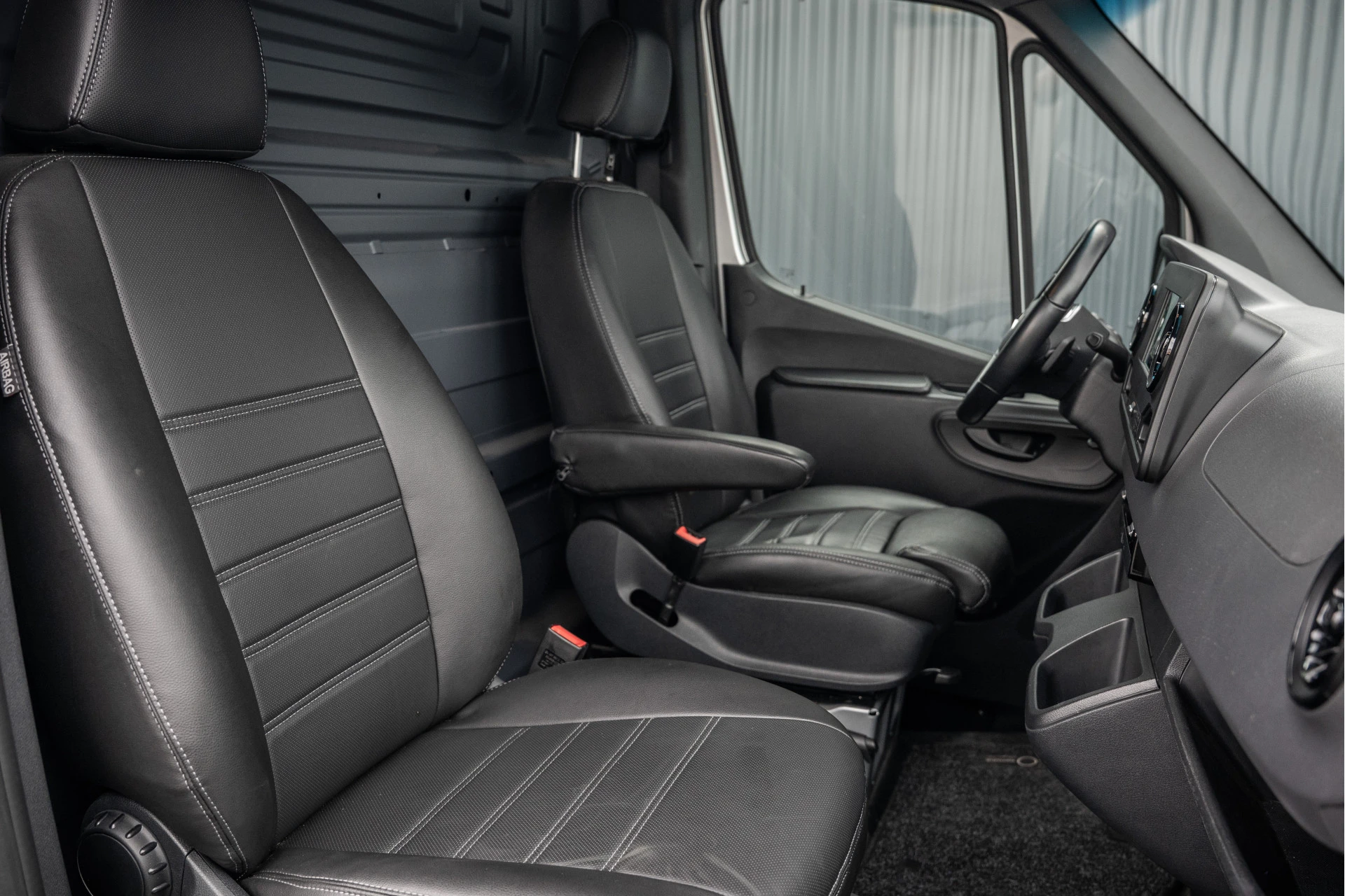 Mercedes-Benz Sprinter 2023 - 315 CDI RWD L3H2 | ZGAN | Automaat | 1e Eigenaar | Camera | Carplay | Cruise | Mbux | Climatronic Bild 13