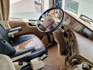 Volvo FH 2017 - 13.500 Globetrotter XL 4x2 - Show truck - Retarder - Custom interior - I parkcool image 23