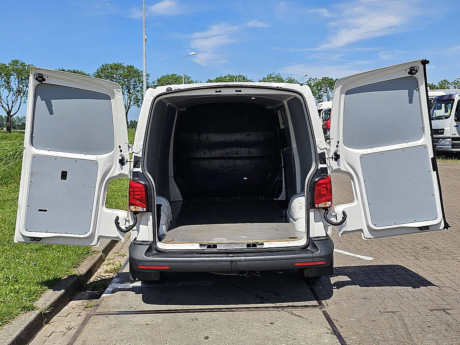 Volkswagen Transporter 2024 - 2.0 TDI изображение 11
