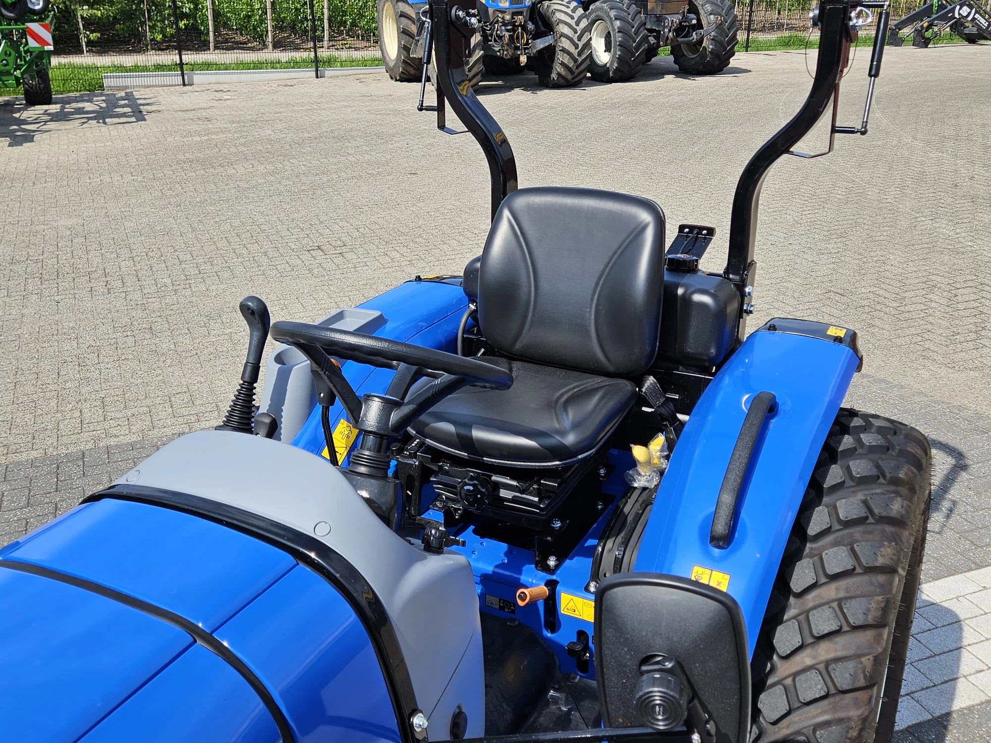 New Holland 2024 - Boomer 55 HST met voorlader en Kemp balenprikker afbeelding 21