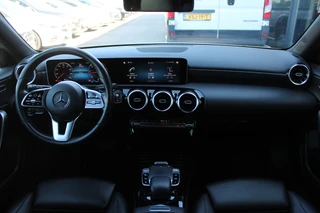 Mercedes-Benz A-Klasse 2019 - 180d AUT7 Launch Edition Premium Night LEDER WIDESCREEN CAMERA NAVI 18'' afbeelding 2 miniatuur