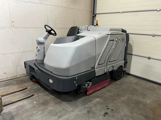 Nilfisk !! ER 1600 kubota diesel 2011 schrobmachine 2011 image 2 thumbnail