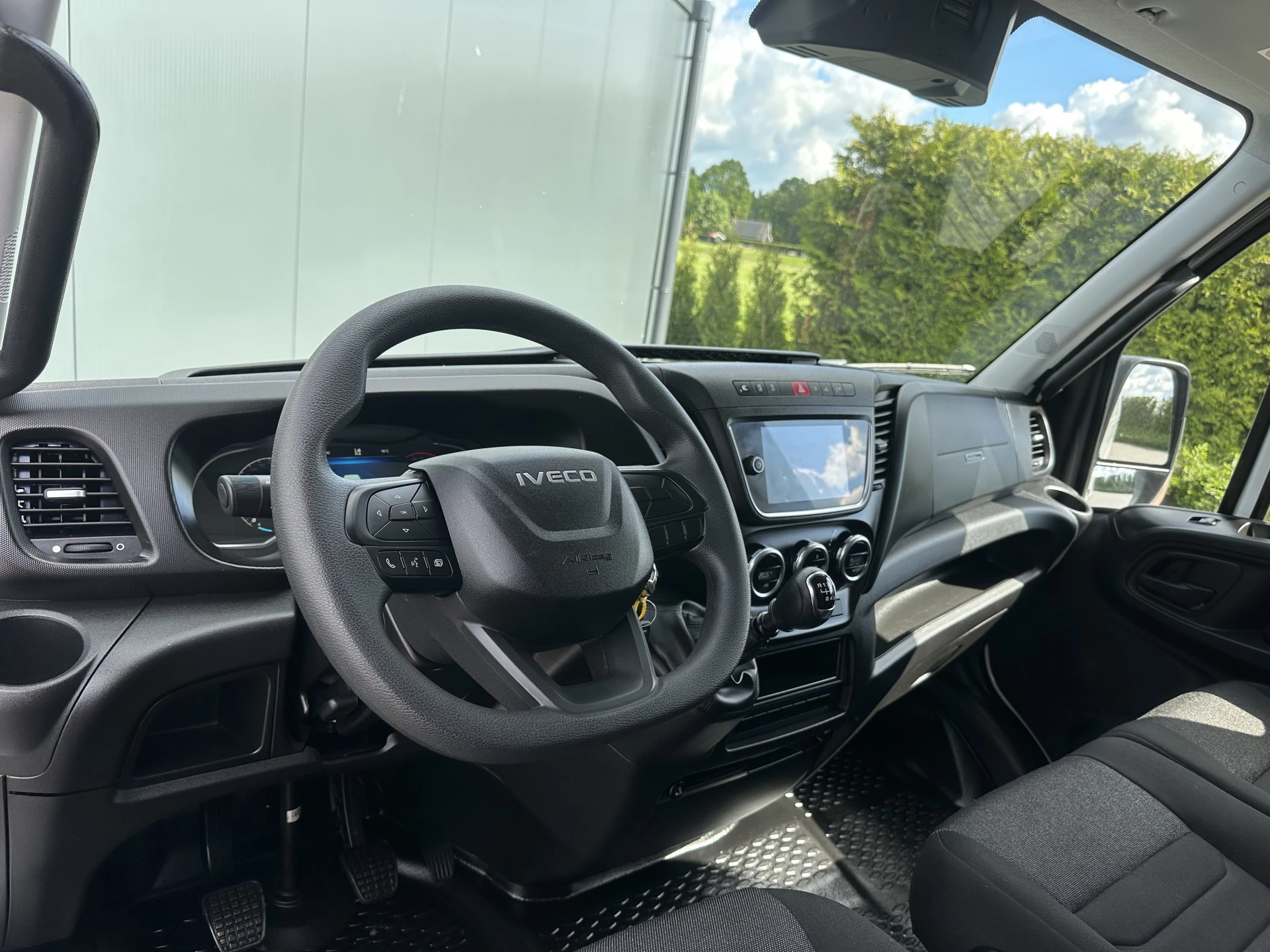 Iveco Daily 2024 - 35S14 2.3D 136 PK FACELIFT / L2H2 / ** 20.950 KM ** / TREKHAAK / 3.500 KG AHG / 270 ACHTERDEUREN / ECC AIRCO / APPLE CARPLAY / 3 ZITS zdjęcie 6