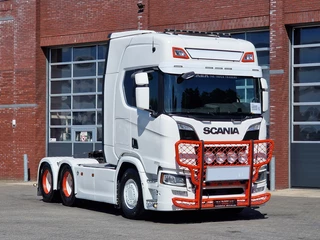 Scania R 2020 - R650 V8 NGS Highline 6x4 - Retarder - Leather interior - Navi - Bull bar - te koop