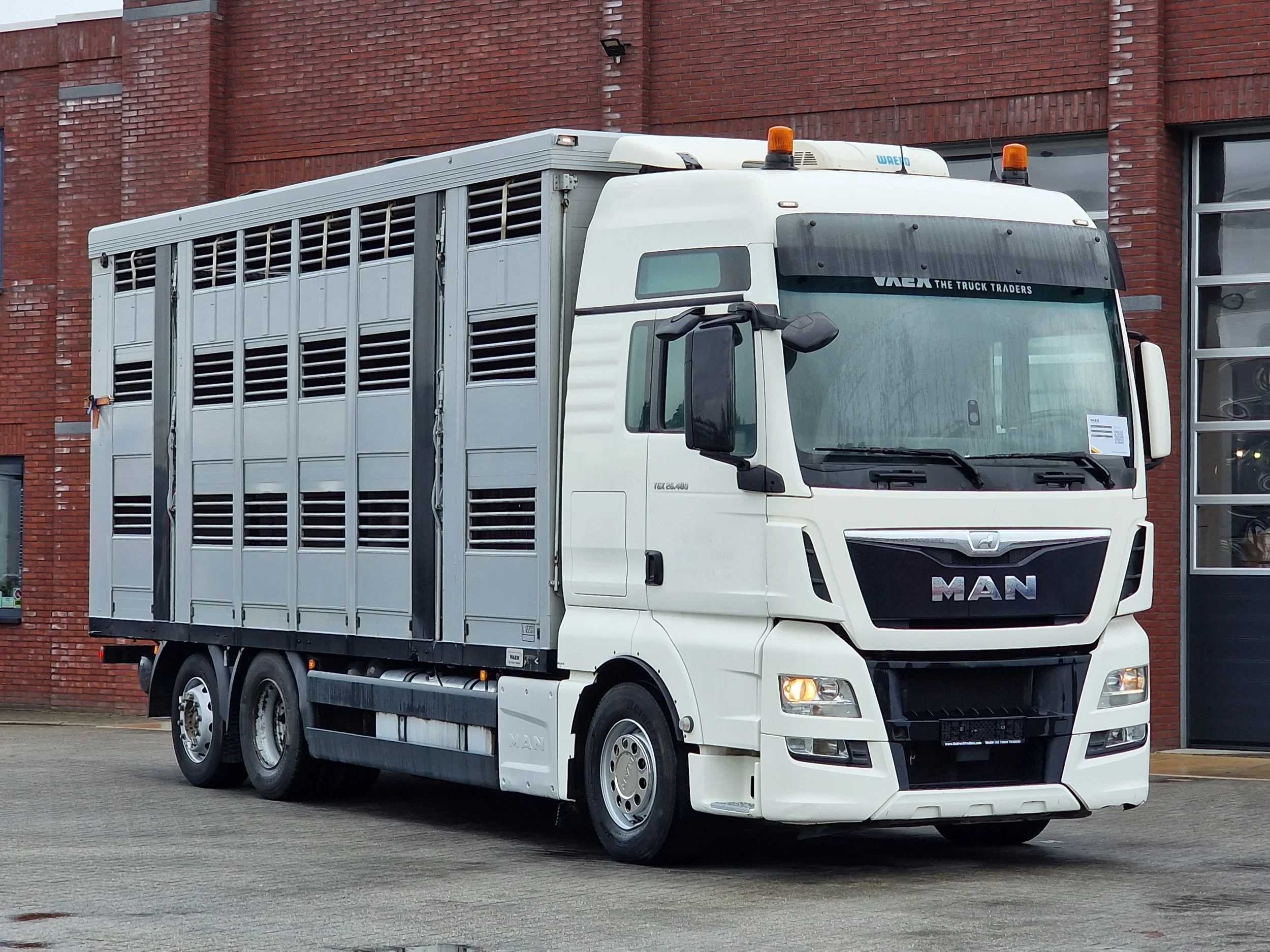 MAN TGX 2016 - 26.480 6x2*4 - Menke 3 deck livestock 50.40M2 - Euro 6 - Steering axle afbeelding 1