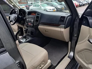 Mitsubishi Pajero 2015 - GLS 3.5 - V6 , 4x4 , 7 Pers., Full Option image 12