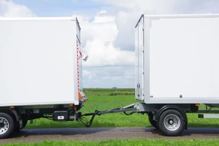 Ford Transit 2023 - bakwagen 5,0 m. (luchtremsysteem/vangmuil) + Gesloten schamel aanhangwagen 8,5 m. obrazek 3