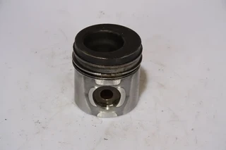 Renault - Engines & Parts Renault DCI4 Zuiger Gebr. à venda