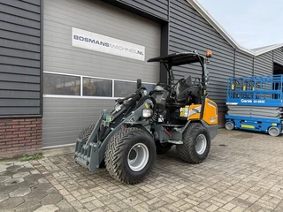 Giant G2700 X-TRA HD+ minishovel BJ 2025 445 uur €635 LEASE 2025 afbeelding 3 miniatuur