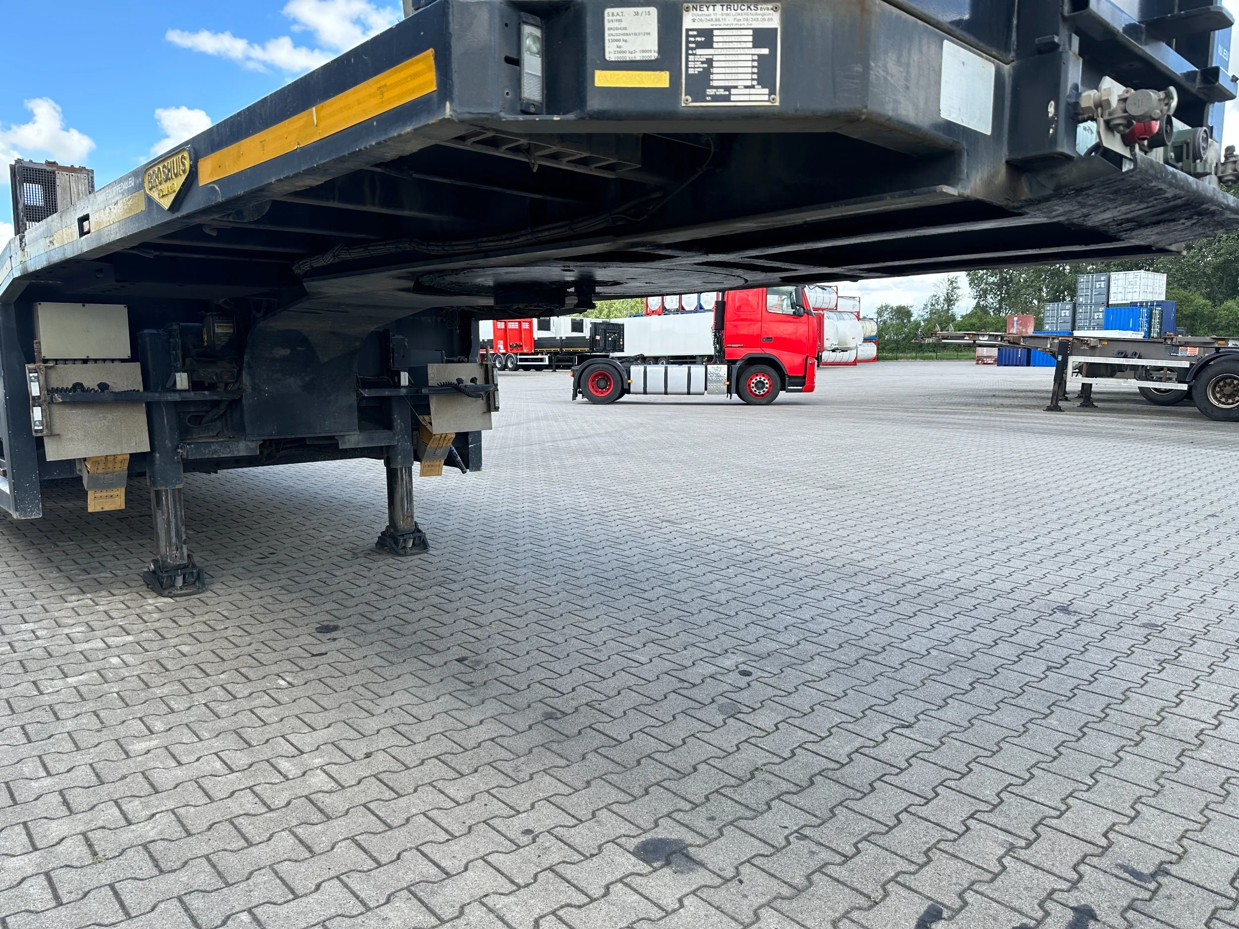 Broshuis 2015 - 3ABSD Lowloader 3-axle / GVW: 53.000kg / Neck: 23.000kg / hydraulic steering + ramps + loading table / 4.60m extendable / winch / liftaxle afbeelding 44