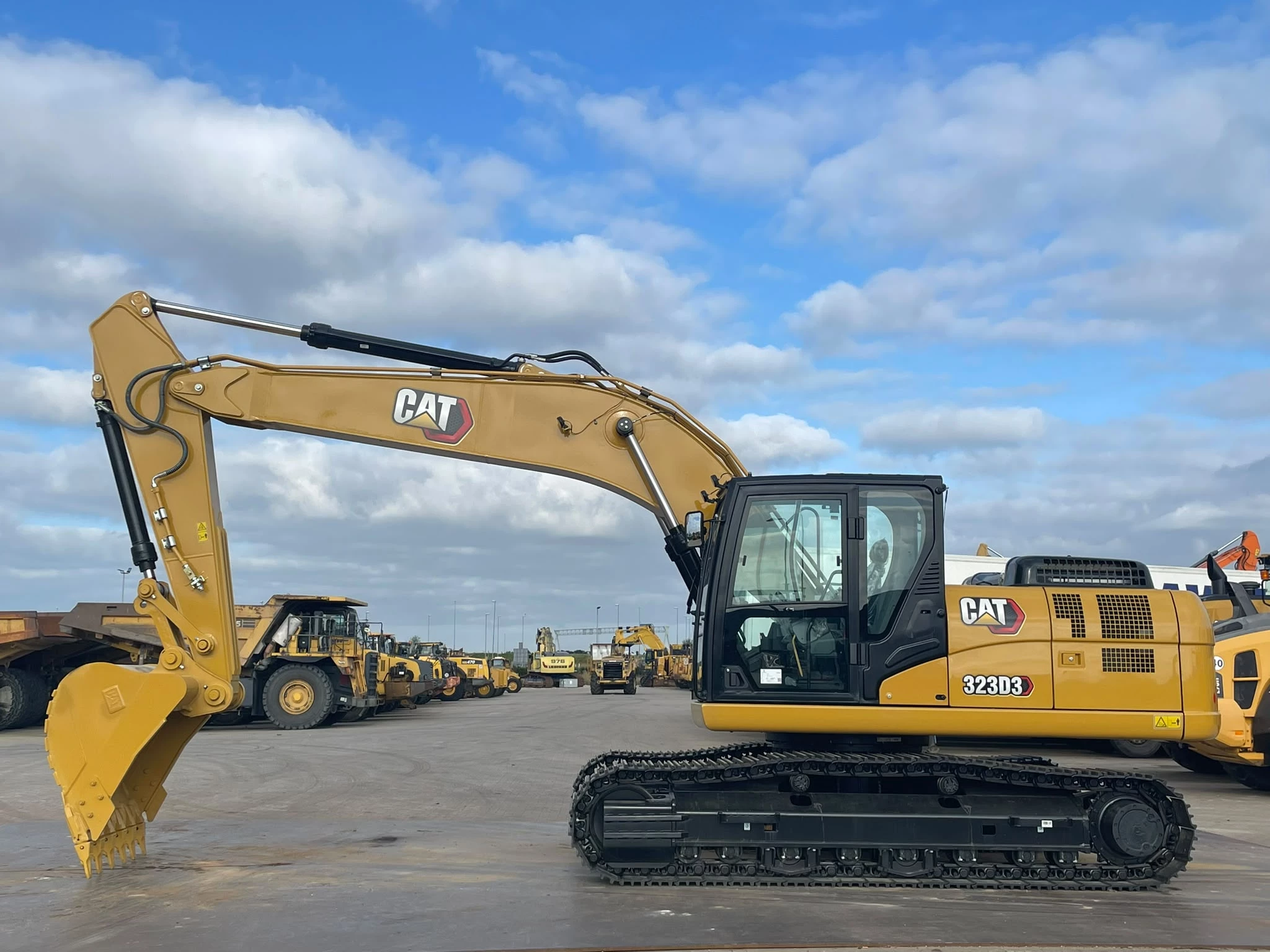 Caterpillar 323D3 2025 Bild 1