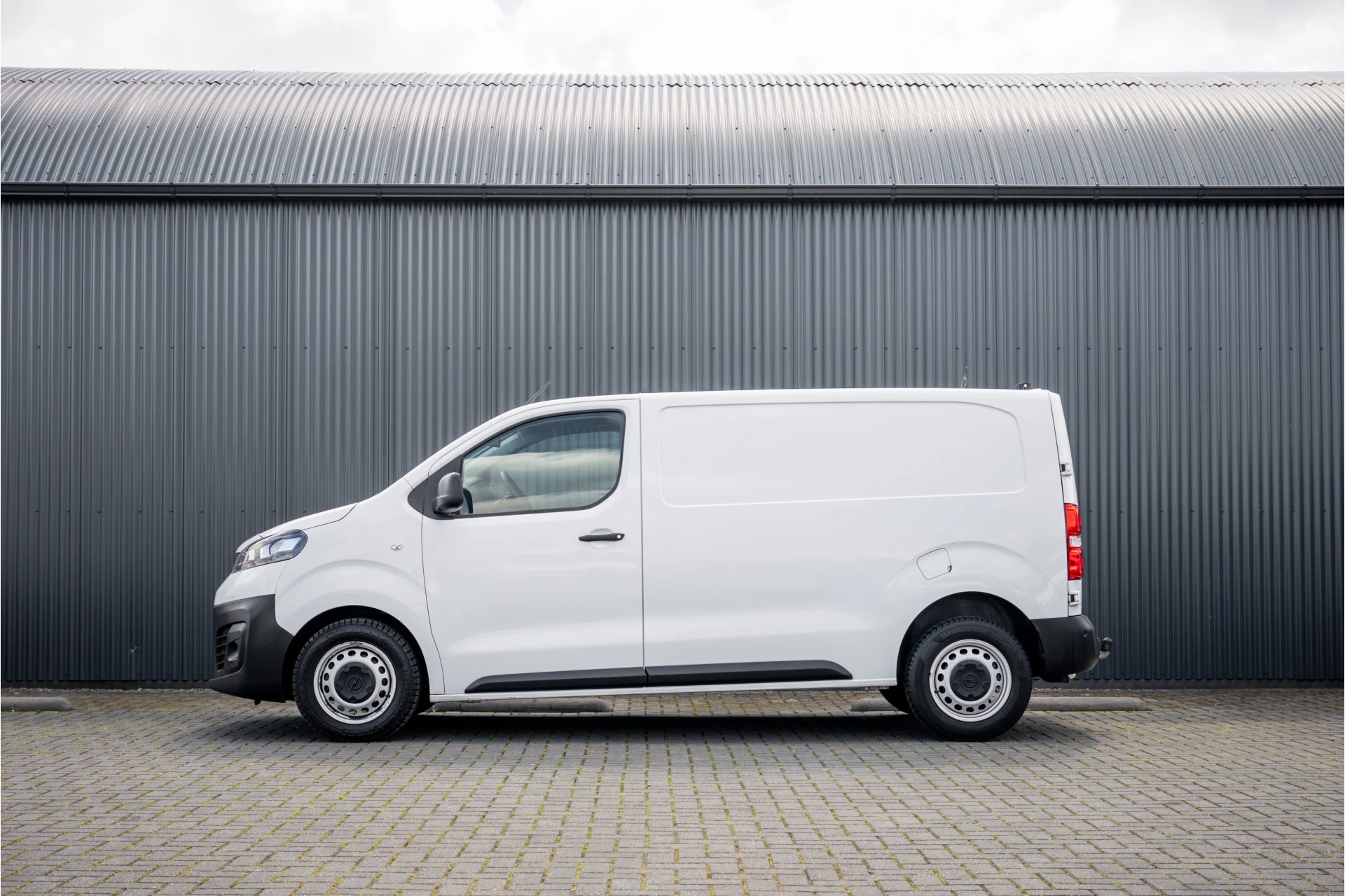 Opel Vivaro 2021 - 2.0 L2H1 125PK | Bedrijfswageninrichting | Cruise | Carplay | Camera | Airco | PDC | Trekhaak image 5