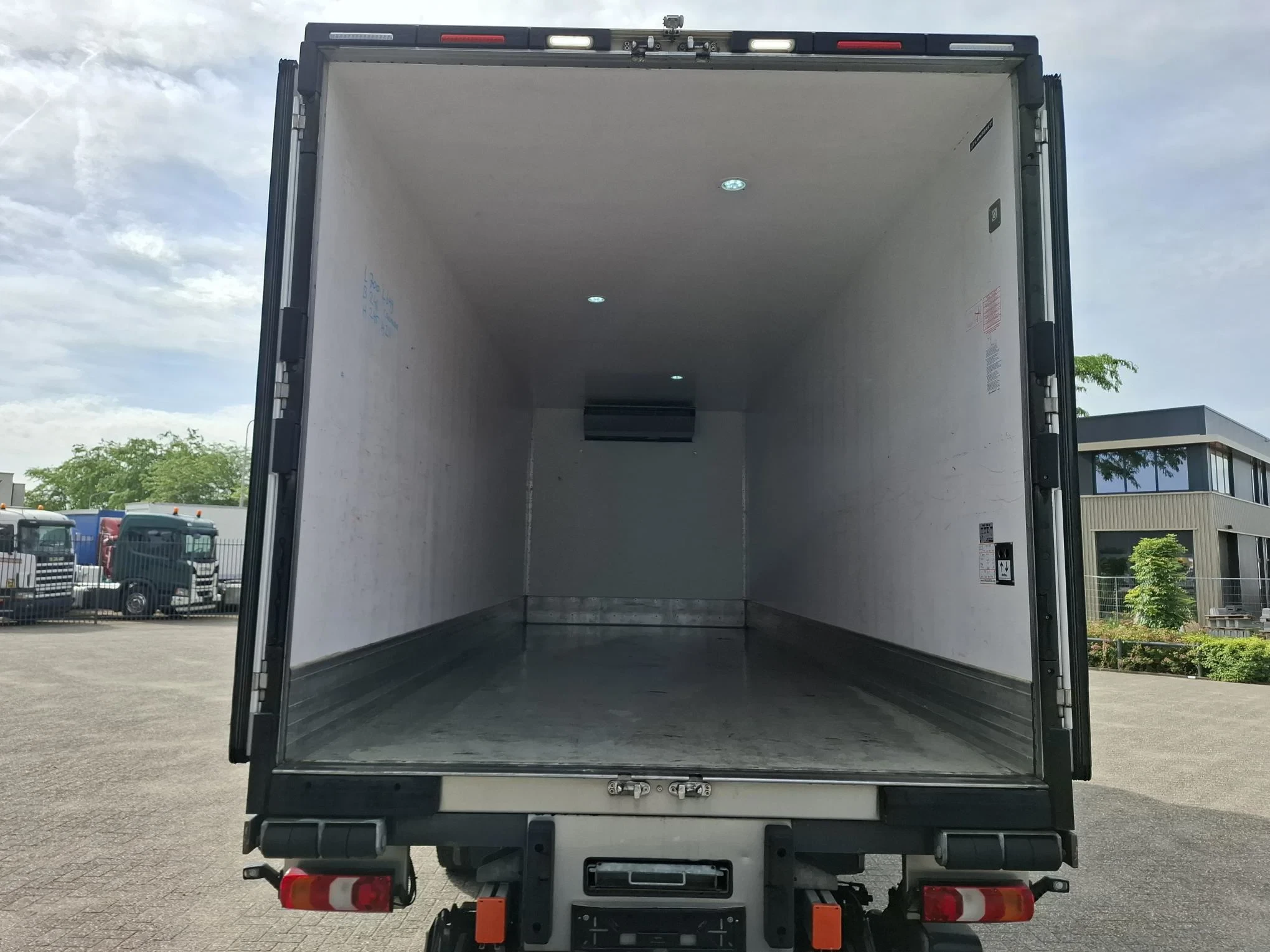 Mercedes-Benz Atego 2020 - 1523 / THERMOKING T560R / 201691 KM / LAMBERET ISOLATED COOLBOX 7MTR / PLATFORM 1500KG / TUV:06-11-2026 / TOP CONDITION / AUTOMATIC / EURO-6 / 2020 obrázek 6