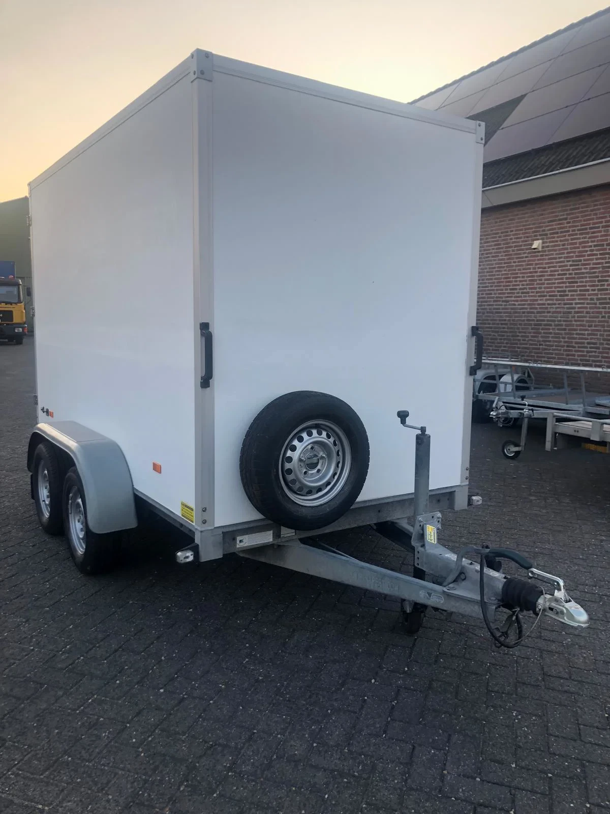 Hapert 2015 - K2000 Gesloten Tandemas aanhangwagen 2 achterdeuren 61-WL-TG afbeelding 1
