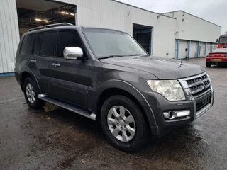 Mitsubishi Pajero 2015 - GLS 3.5 - V6 , 4x4 , 7 Pers., Full Option image 4
